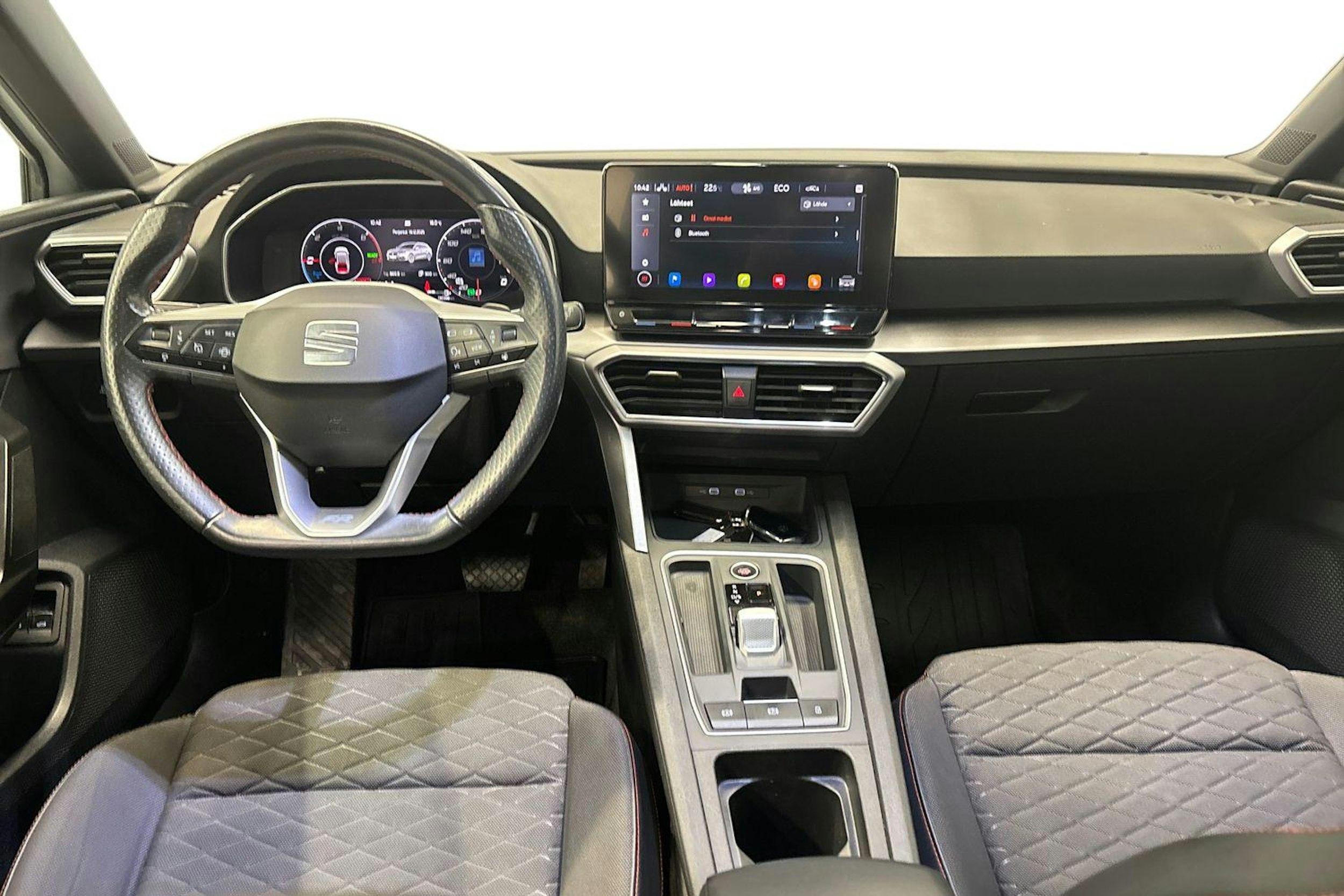 valkoinen SEAT Leon Sportstourer 2021 kuva 9.