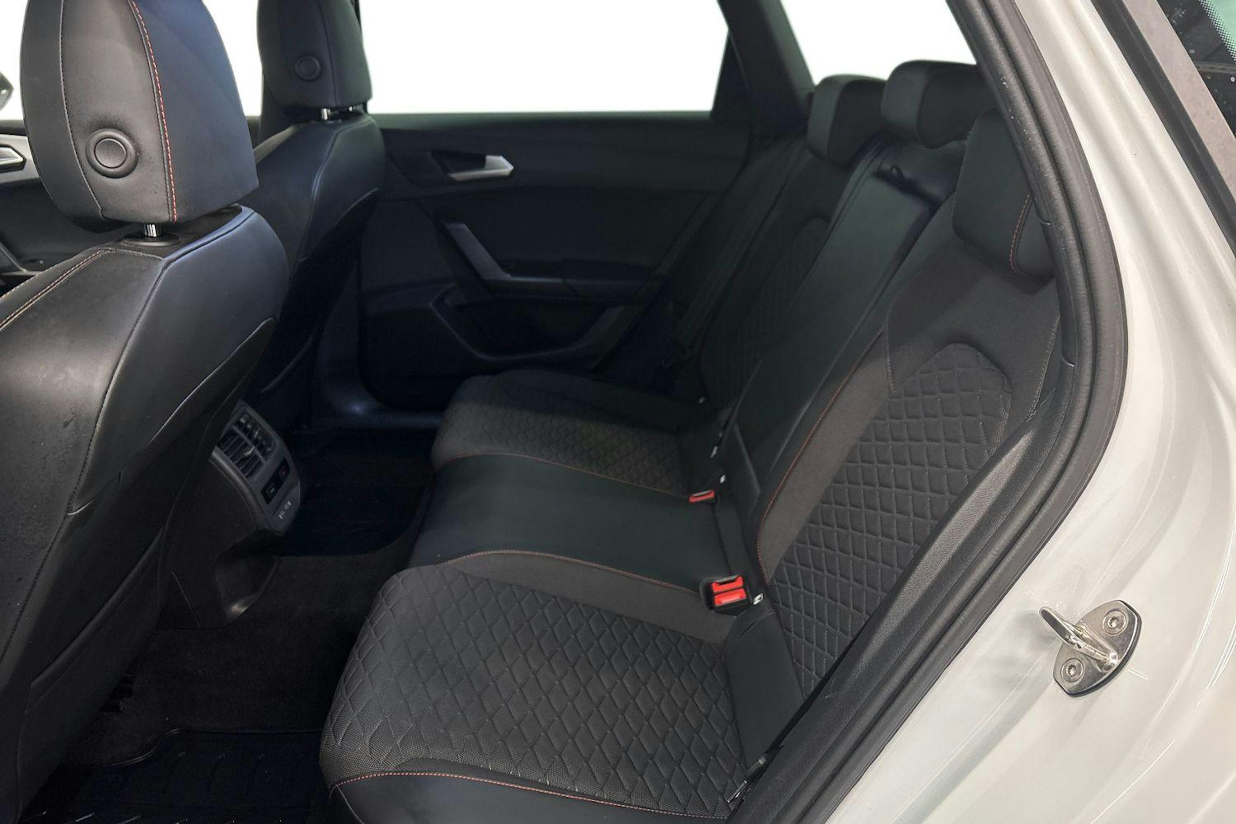 valkoinen SEAT Leon Sportstourer 2021 kuva 10.