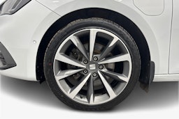 valkoinen SEAT Leon Sportstourer 2021 kuva 11.