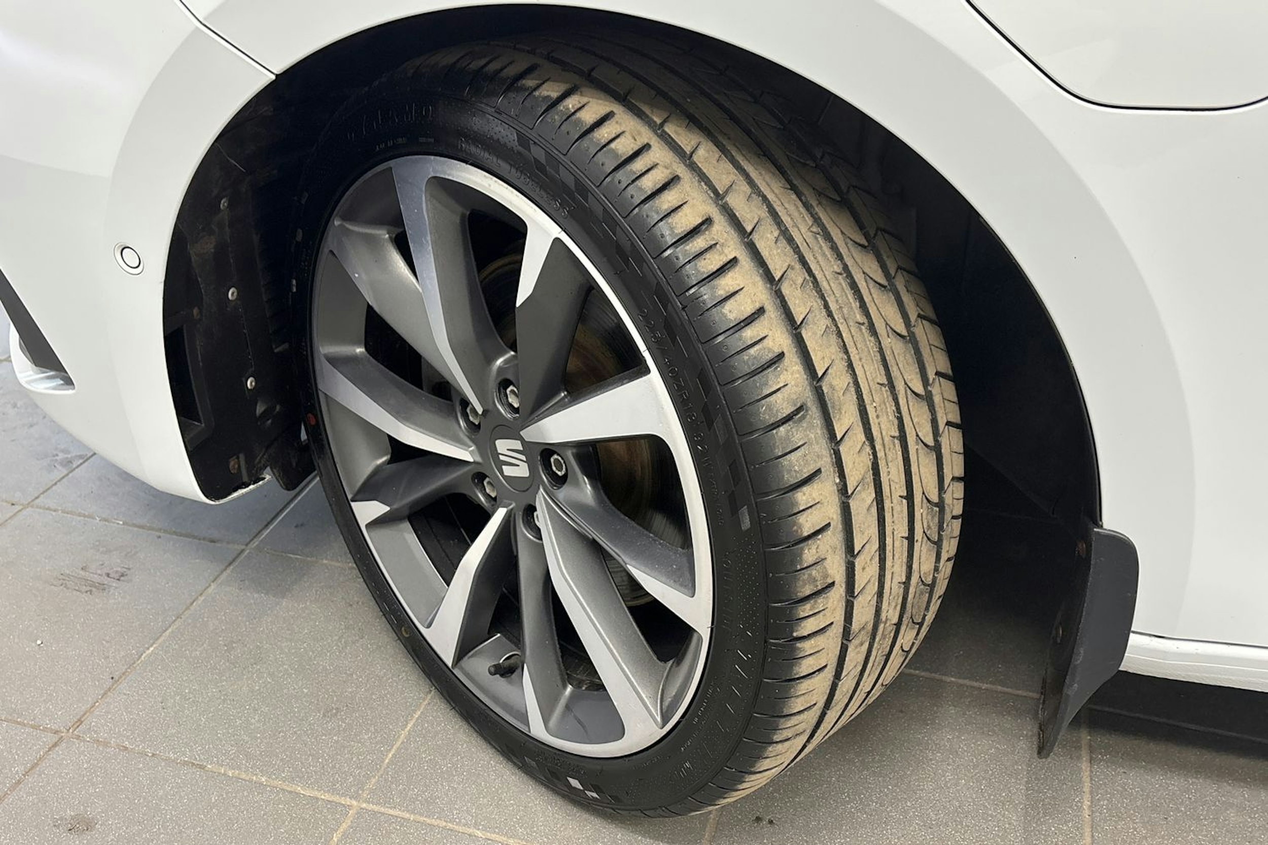 valkoinen SEAT Leon Sportstourer 2021 kuva 13.