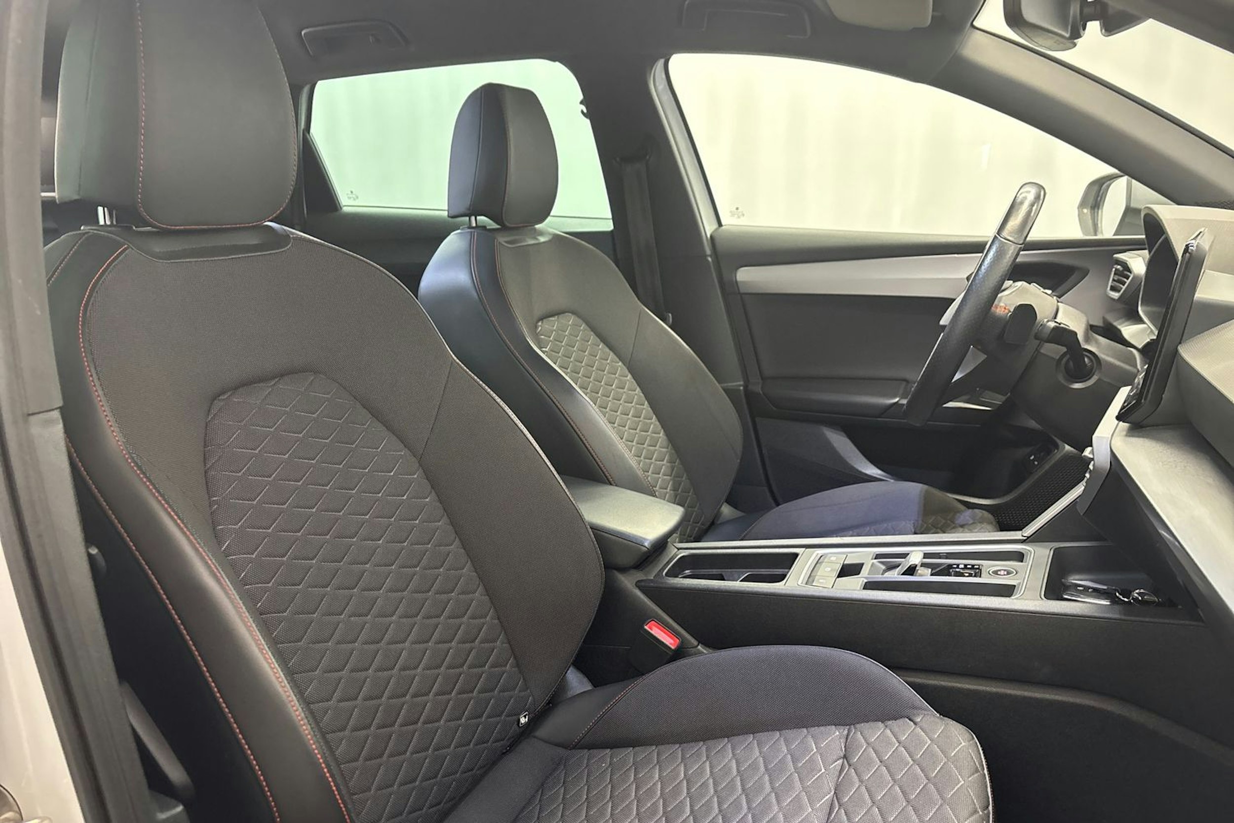 valkoinen SEAT Leon Sportstourer 2021 kuva 15.