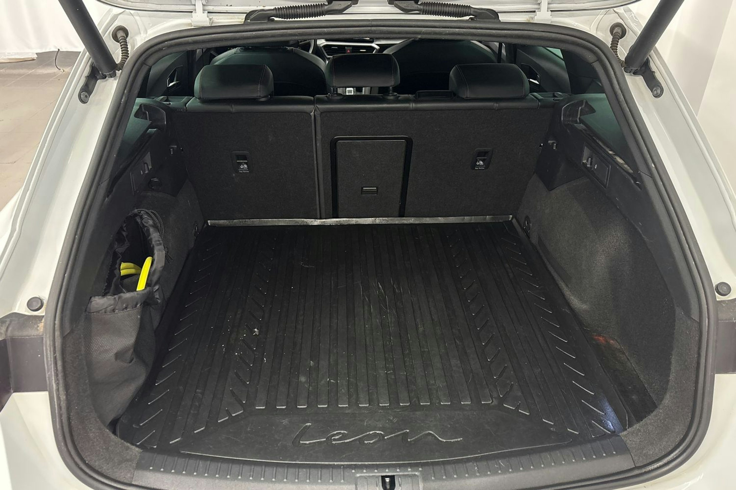 valkoinen SEAT Leon Sportstourer 2021 kuva 16.