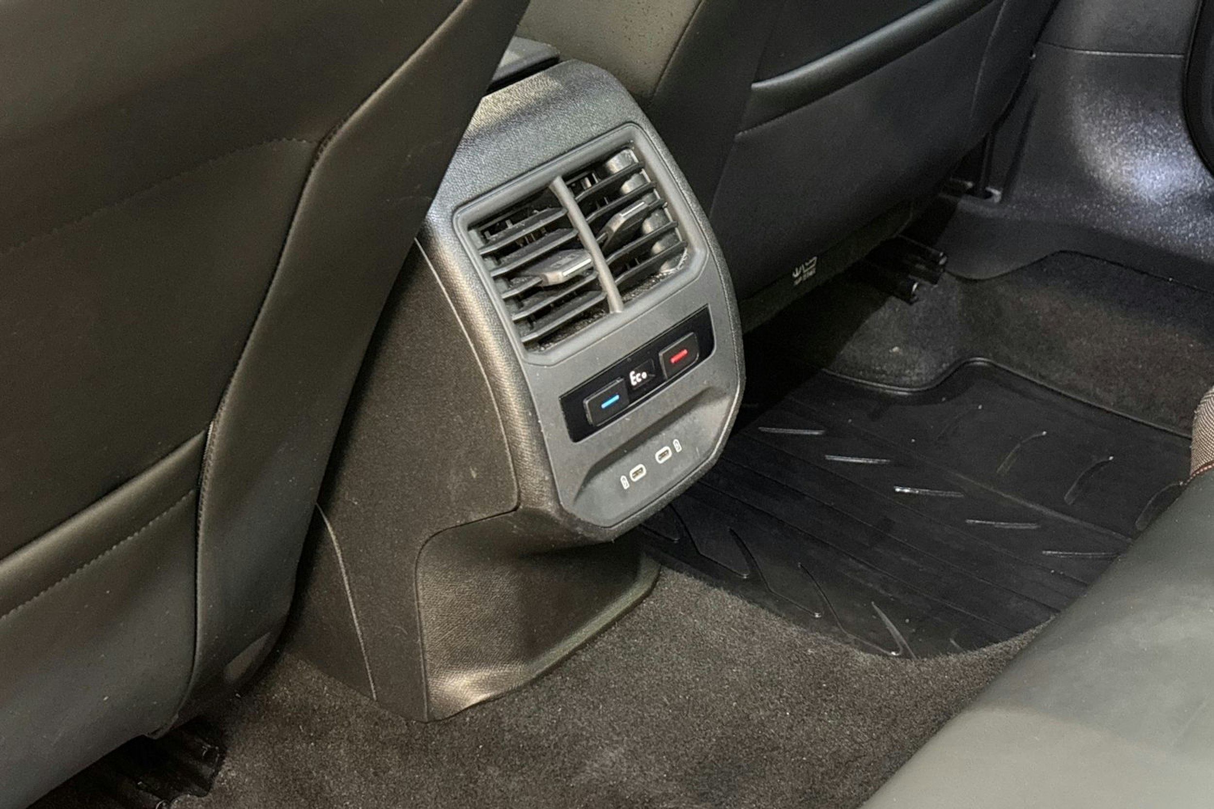 valkoinen SEAT Leon Sportstourer 2021 kuva 18.