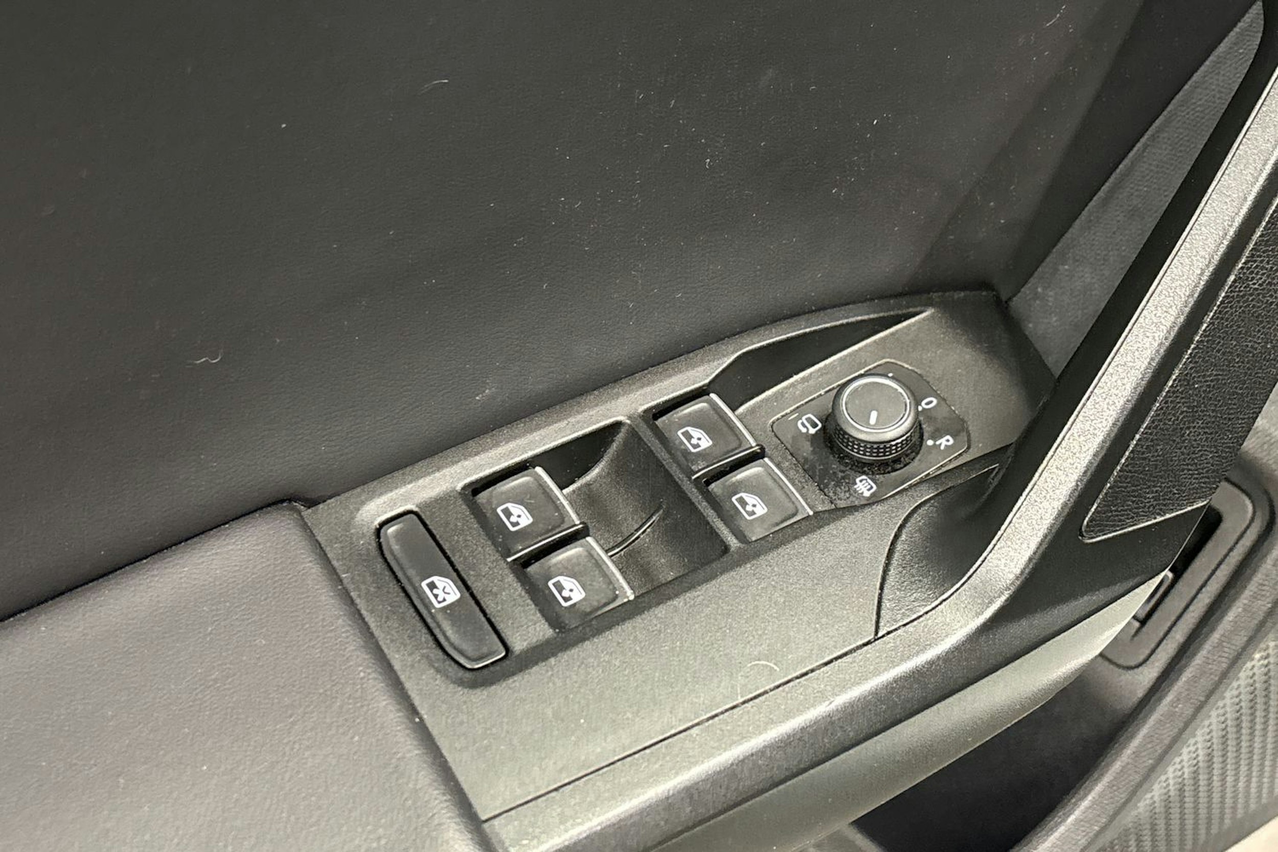 valkoinen SEAT Leon Sportstourer 2021 kuva 19.