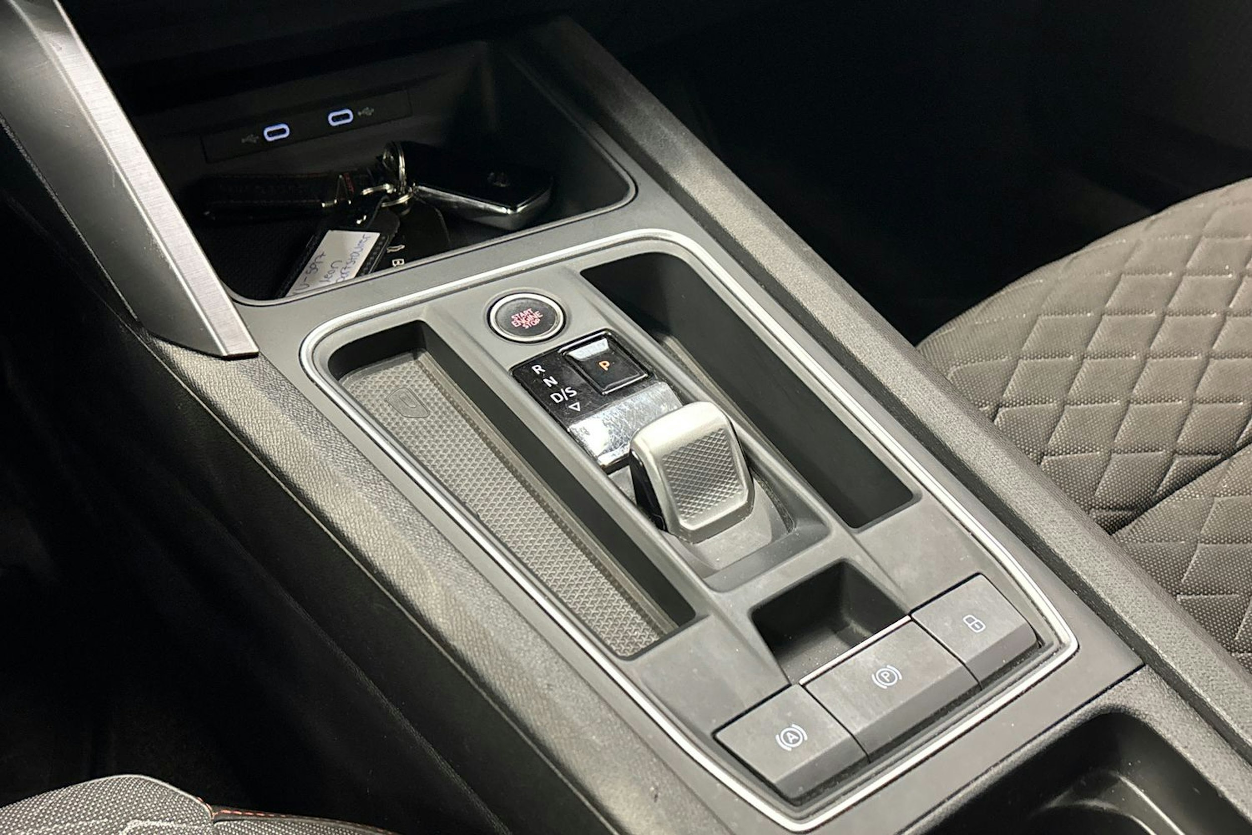 valkoinen SEAT Leon Sportstourer 2021 kuva 28.