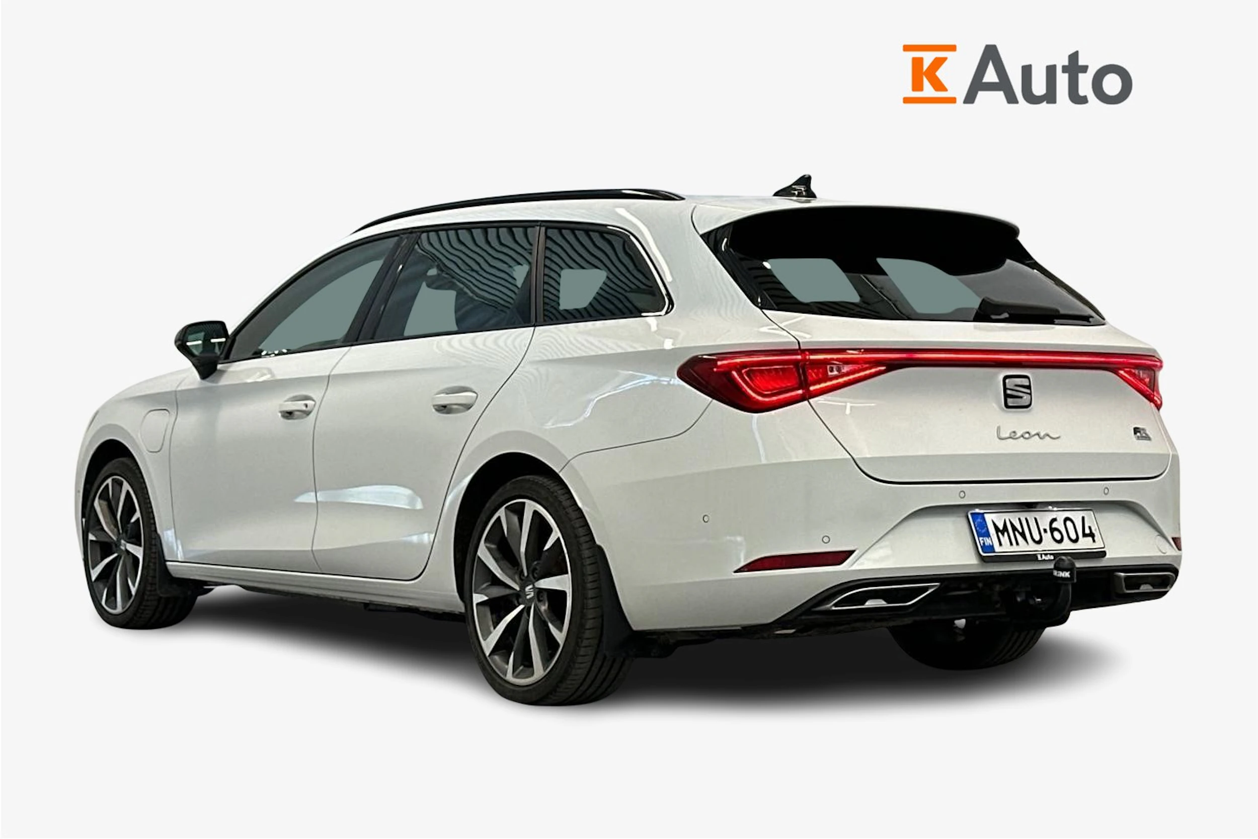valkoinen SEAT Leon Sportstourer 2021 kuva 2.