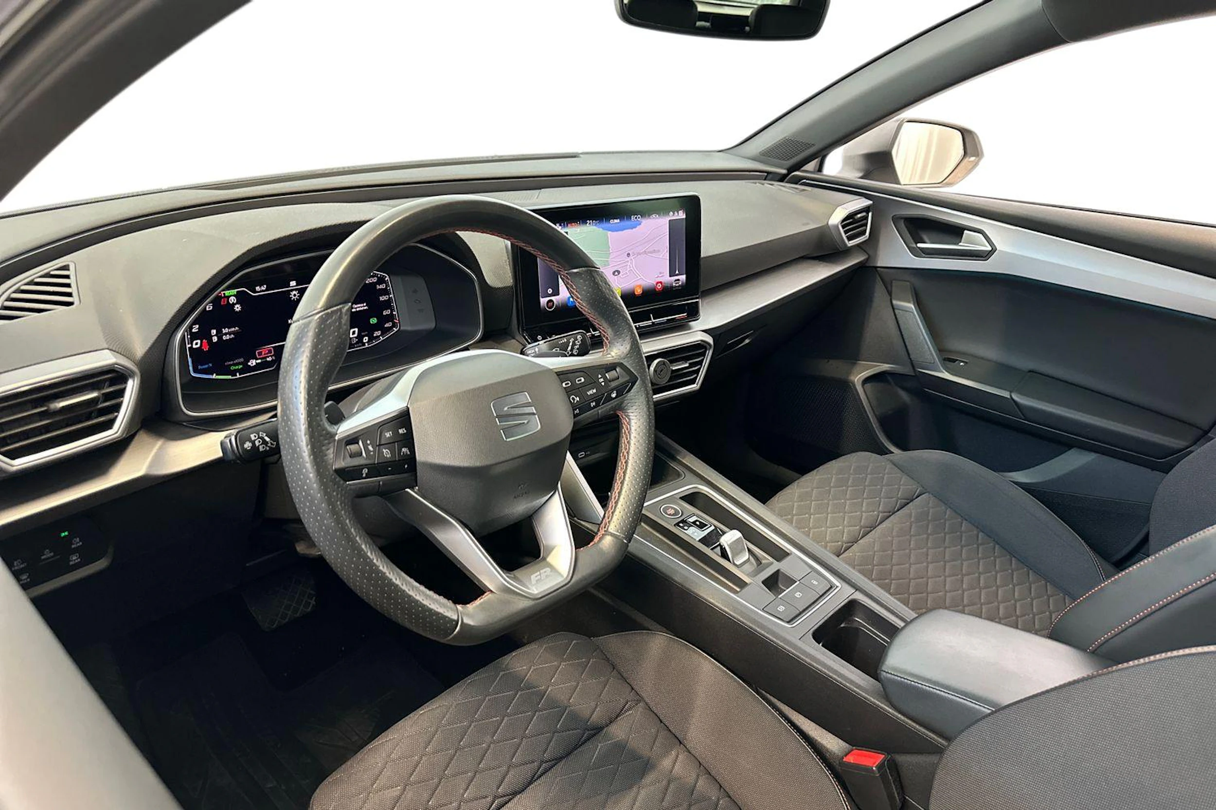 valkoinen SEAT Leon Sportstourer 2021 kuva 6.