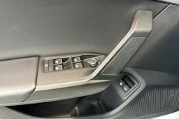 valkoinen SEAT Leon Sportstourer 2021 kuva 9.