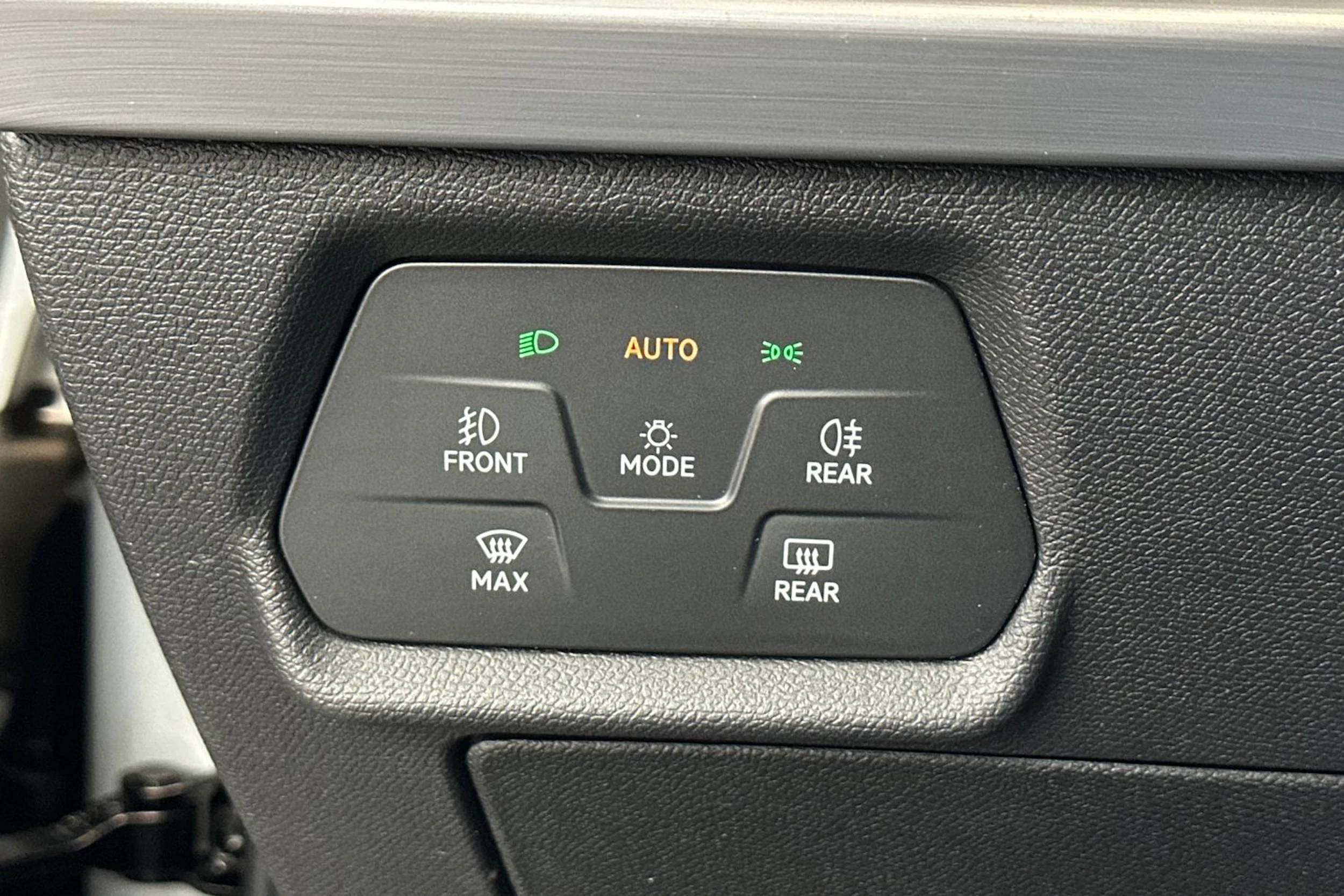 valkoinen SEAT Leon Sportstourer 2021 kuva 10.