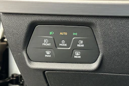 valkoinen SEAT Leon Sportstourer 2021 kuva 10.