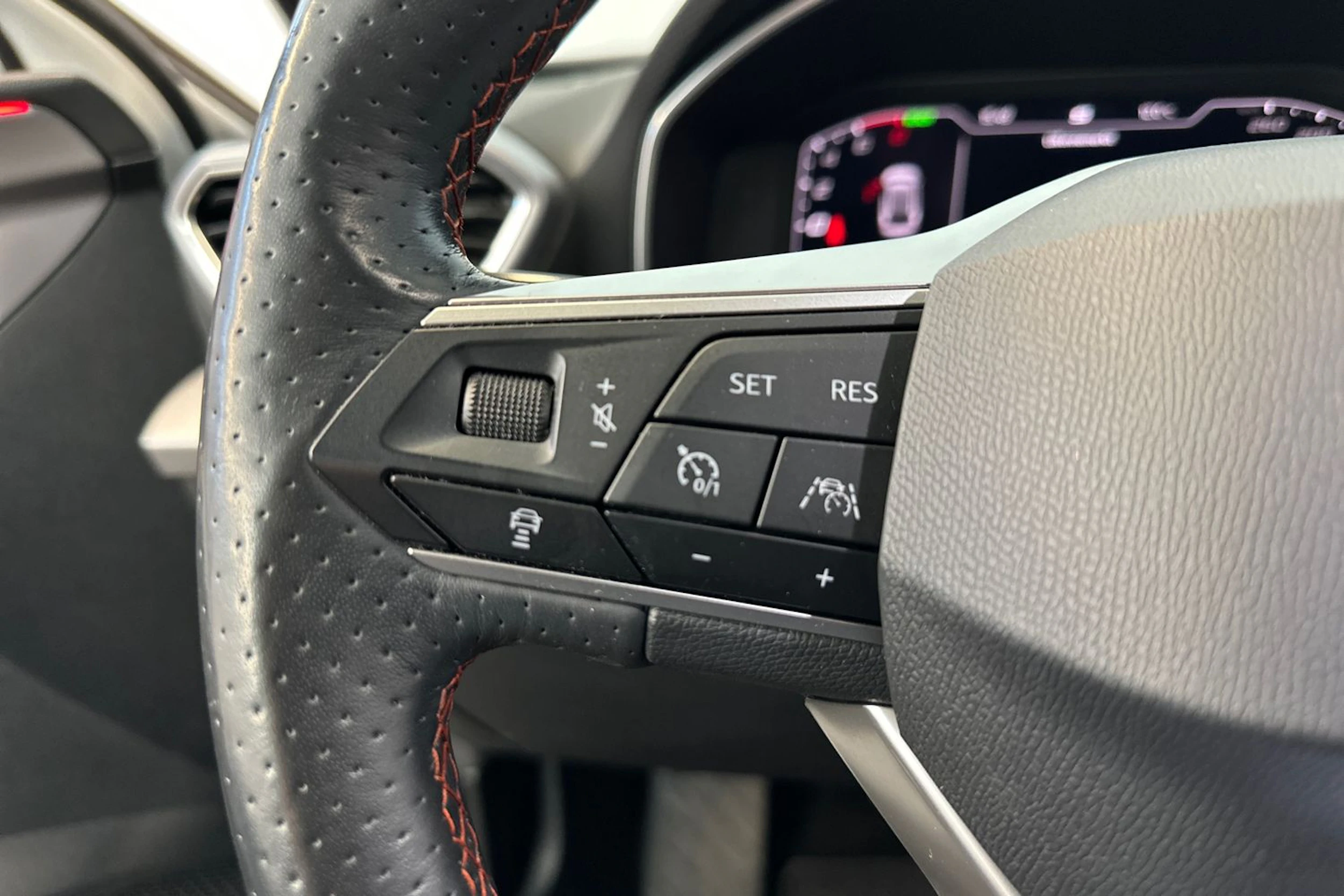 valkoinen SEAT Leon Sportstourer 2021 kuva 11.