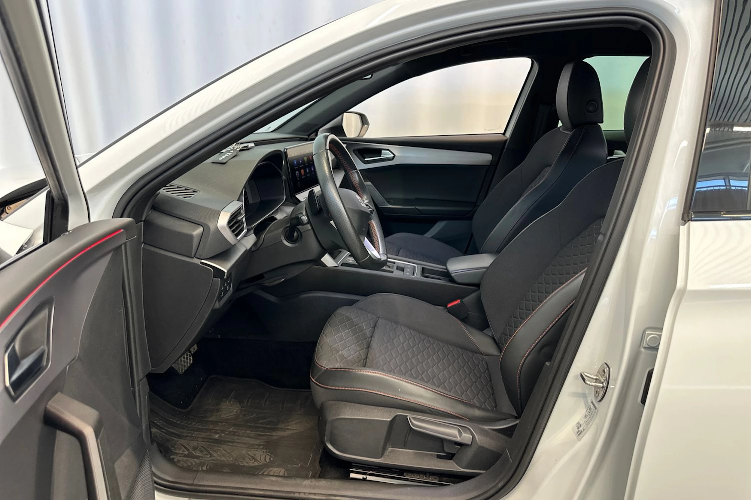 valkoinen SEAT Leon Sportstourer 2021 kuva 18.