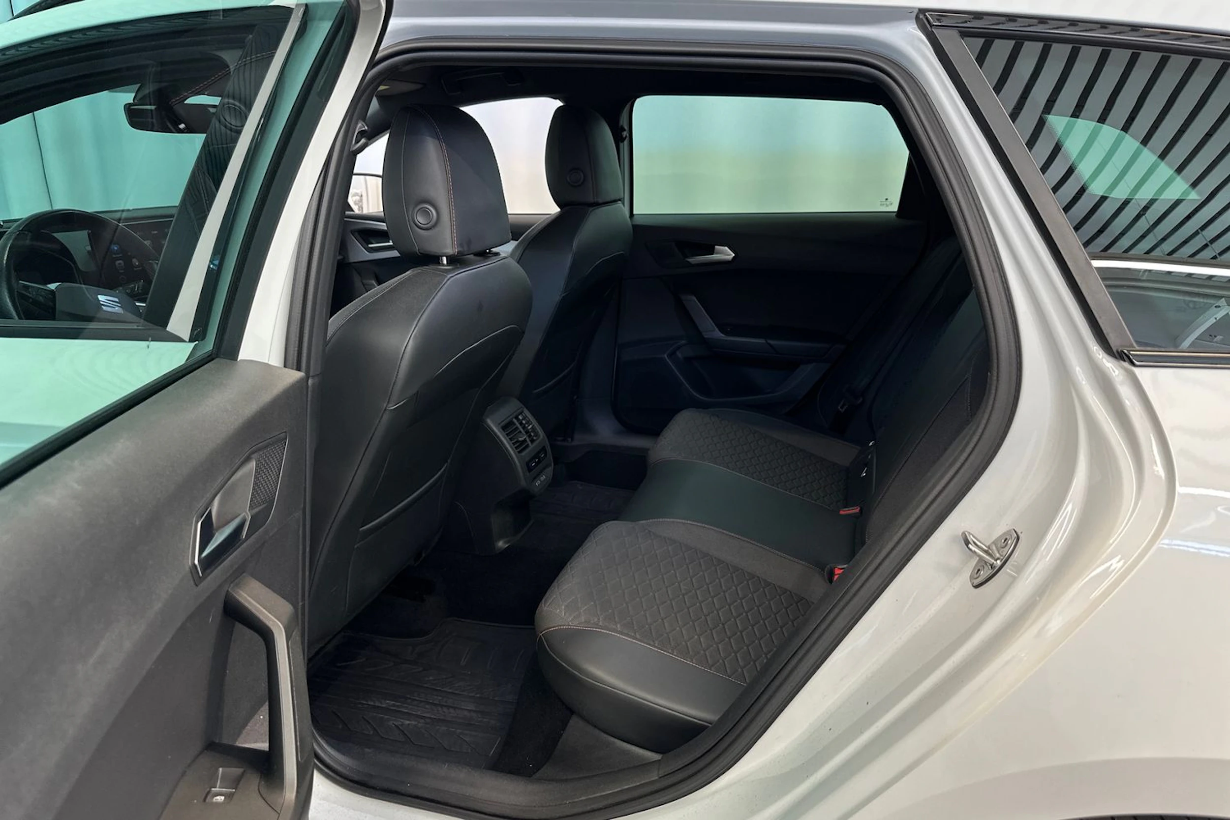 valkoinen SEAT Leon Sportstourer 2021 kuva 19.