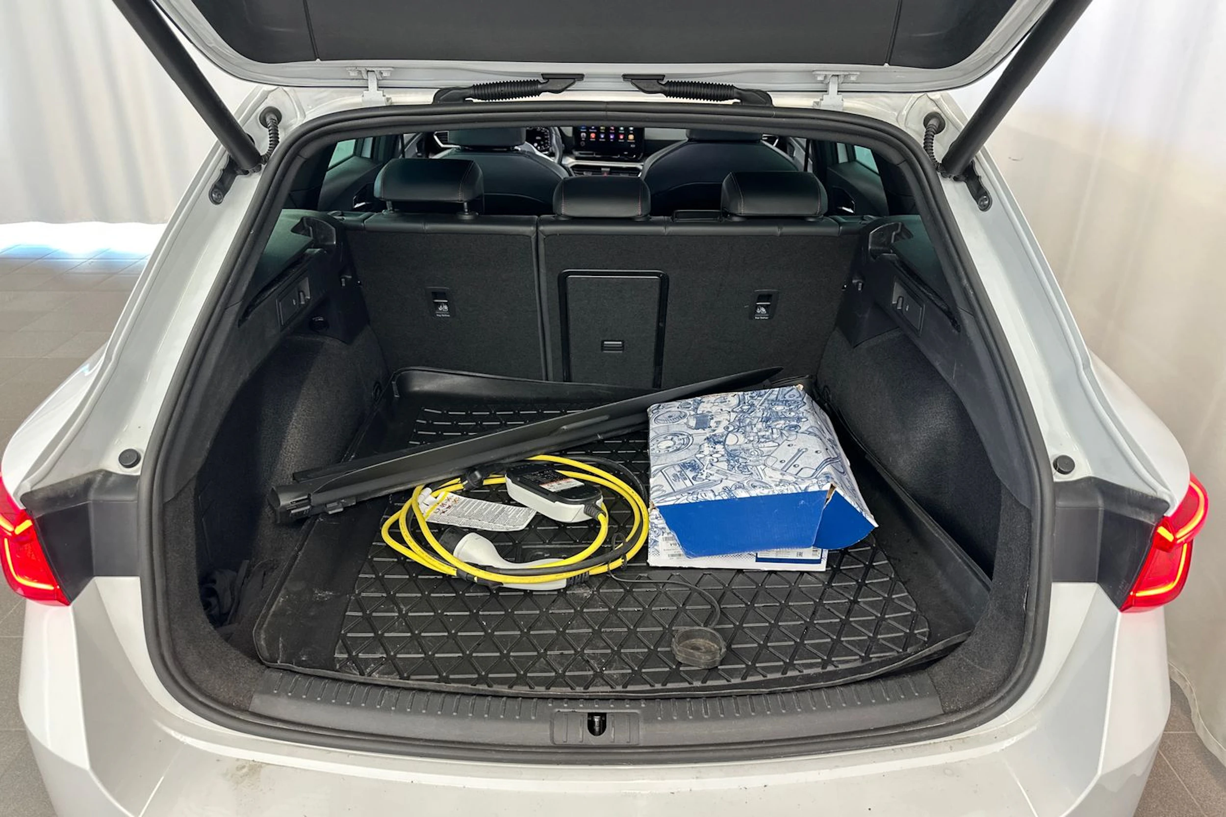 valkoinen SEAT Leon Sportstourer 2021 kuva 20.