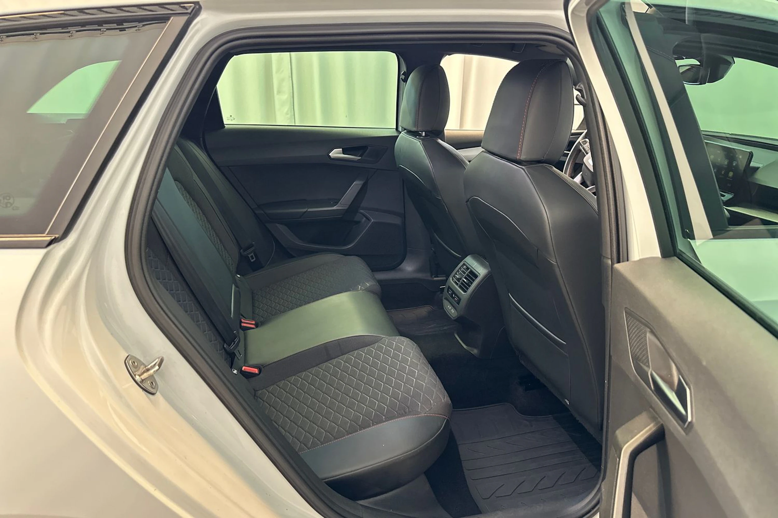 valkoinen SEAT Leon Sportstourer 2021 kuva 21.