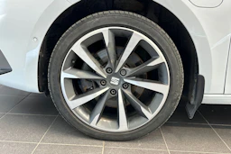 valkoinen SEAT Leon Sportstourer 2021 kuva 23.
