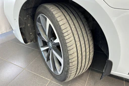 valkoinen SEAT Leon Sportstourer 2021 kuva 24.