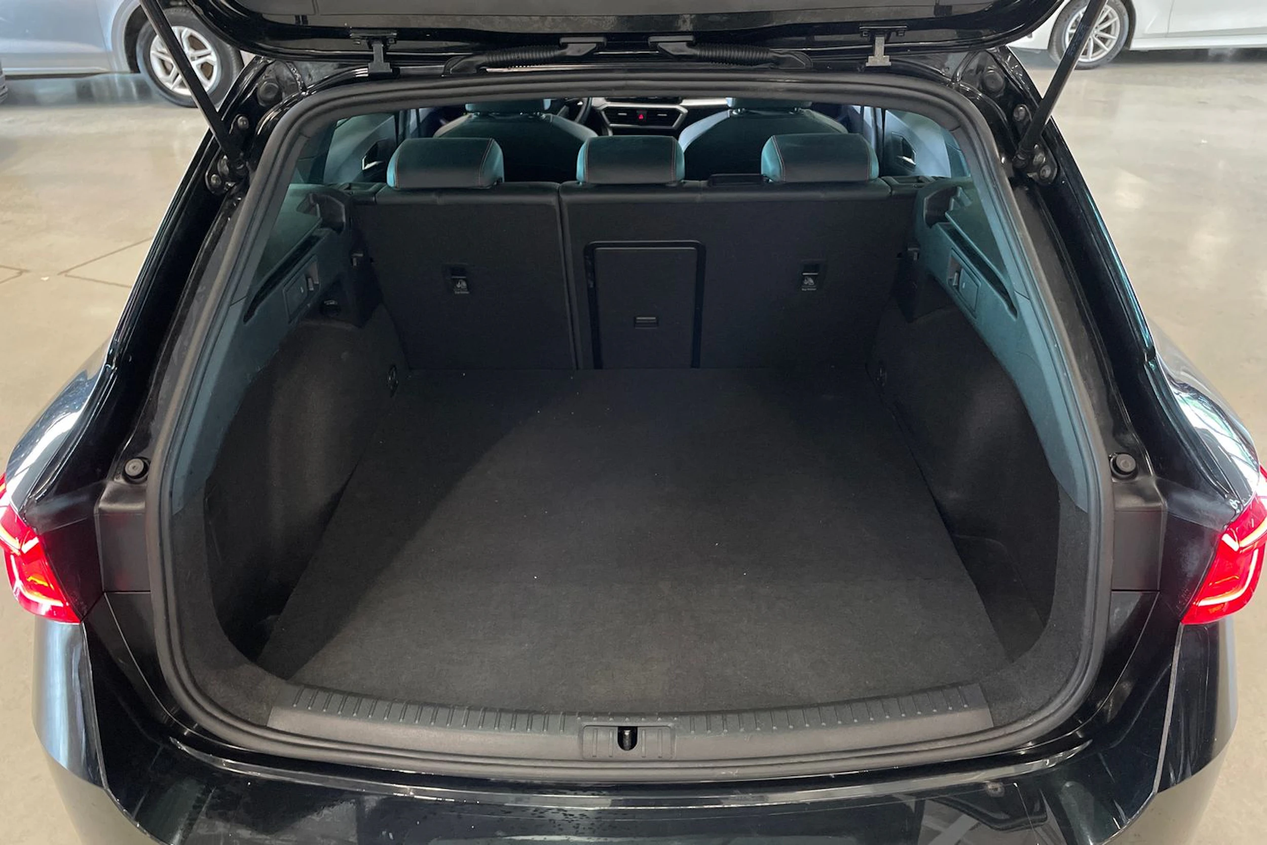 Musta SEAT LEON SPORTSTOURER 2021 kuva 26.