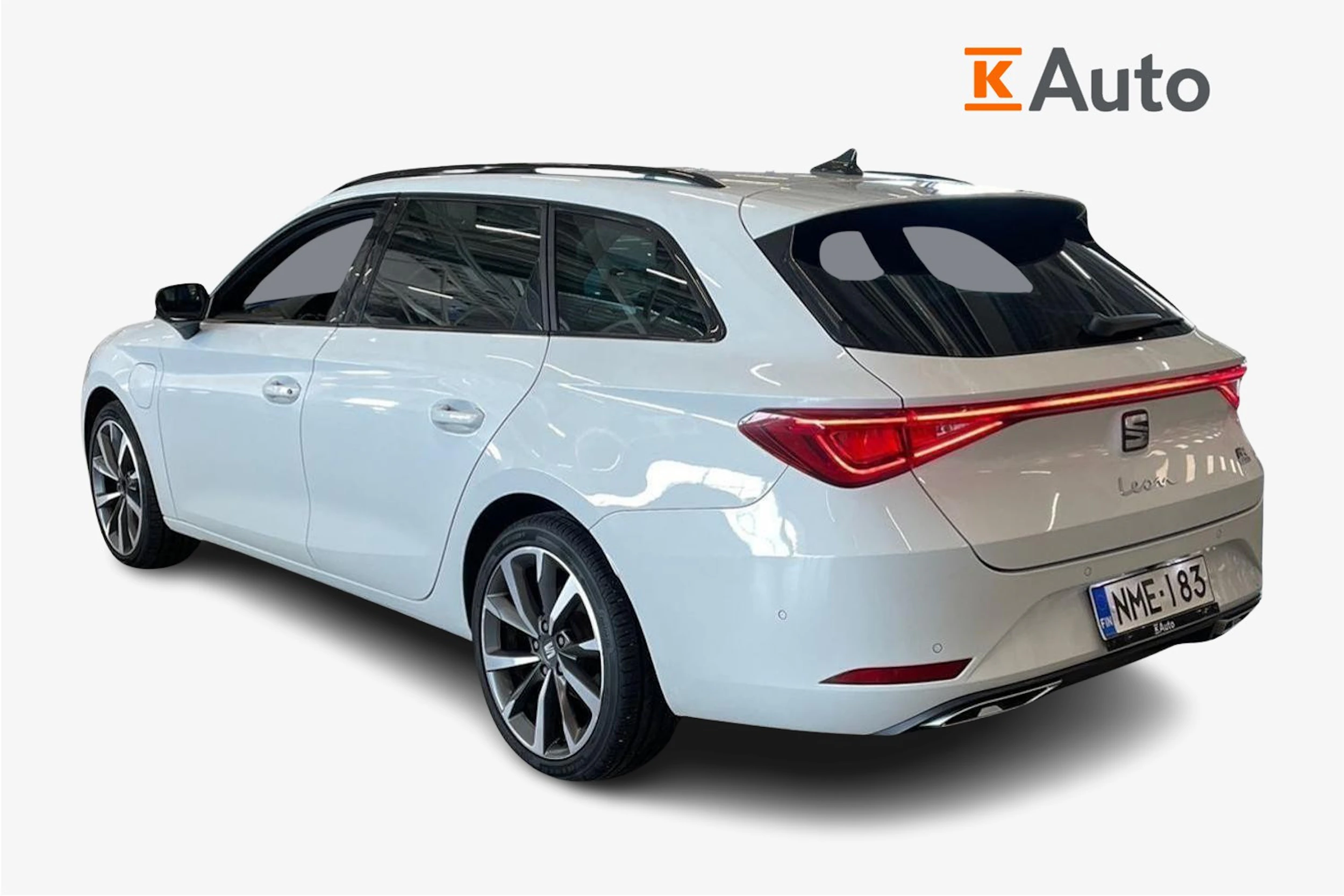 valkoinen SEAT Leon Sportstourer 2021 kuva 2.