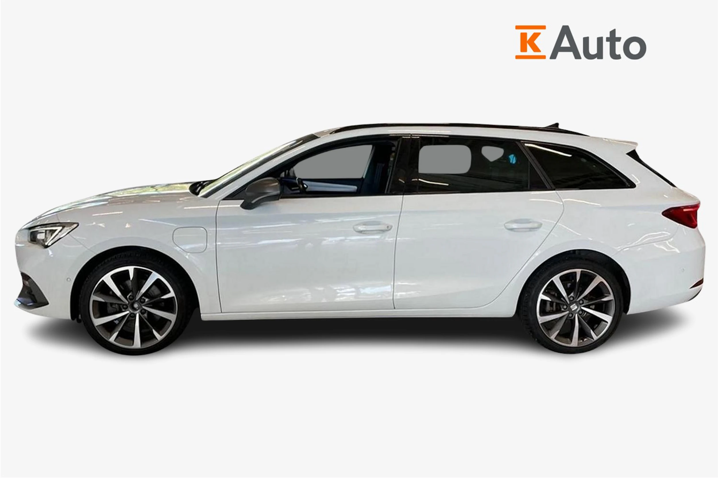 valkoinen SEAT Leon Sportstourer 2021 kuva 5.