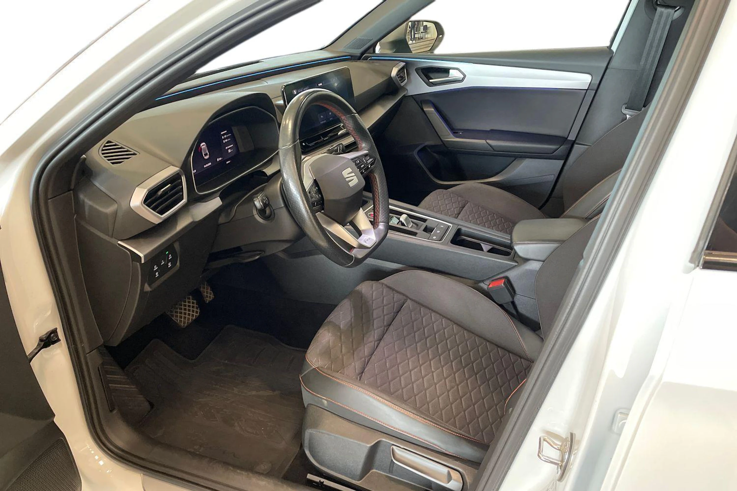valkoinen SEAT Leon Sportstourer 2021 kuva 7.