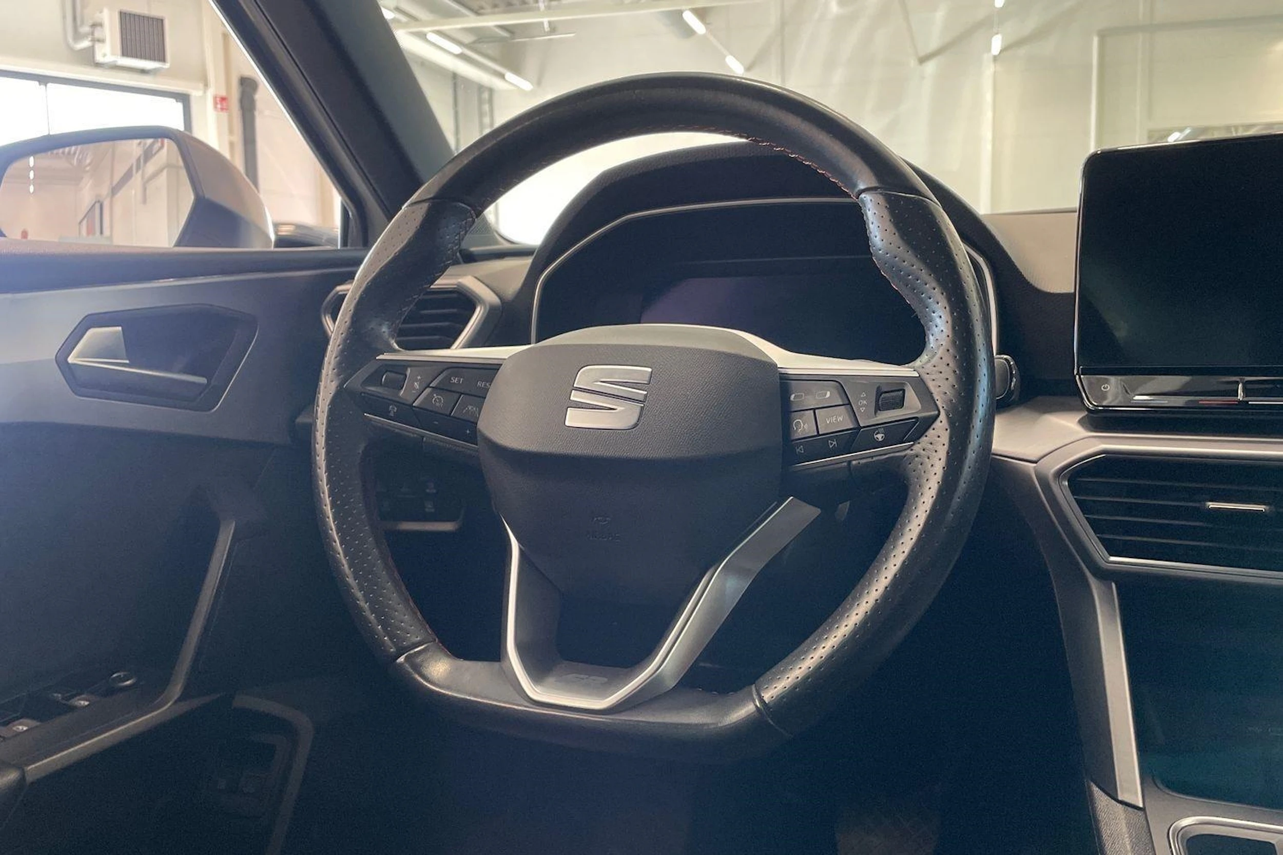 valkoinen SEAT Leon Sportstourer 2021 kuva 12.
