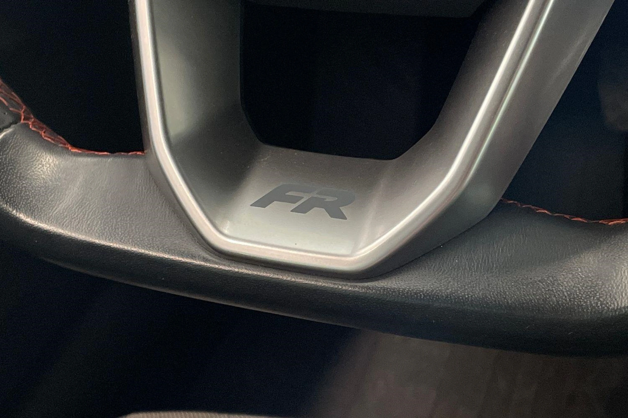 valkoinen SEAT Leon Sportstourer 2021 kuva 13.