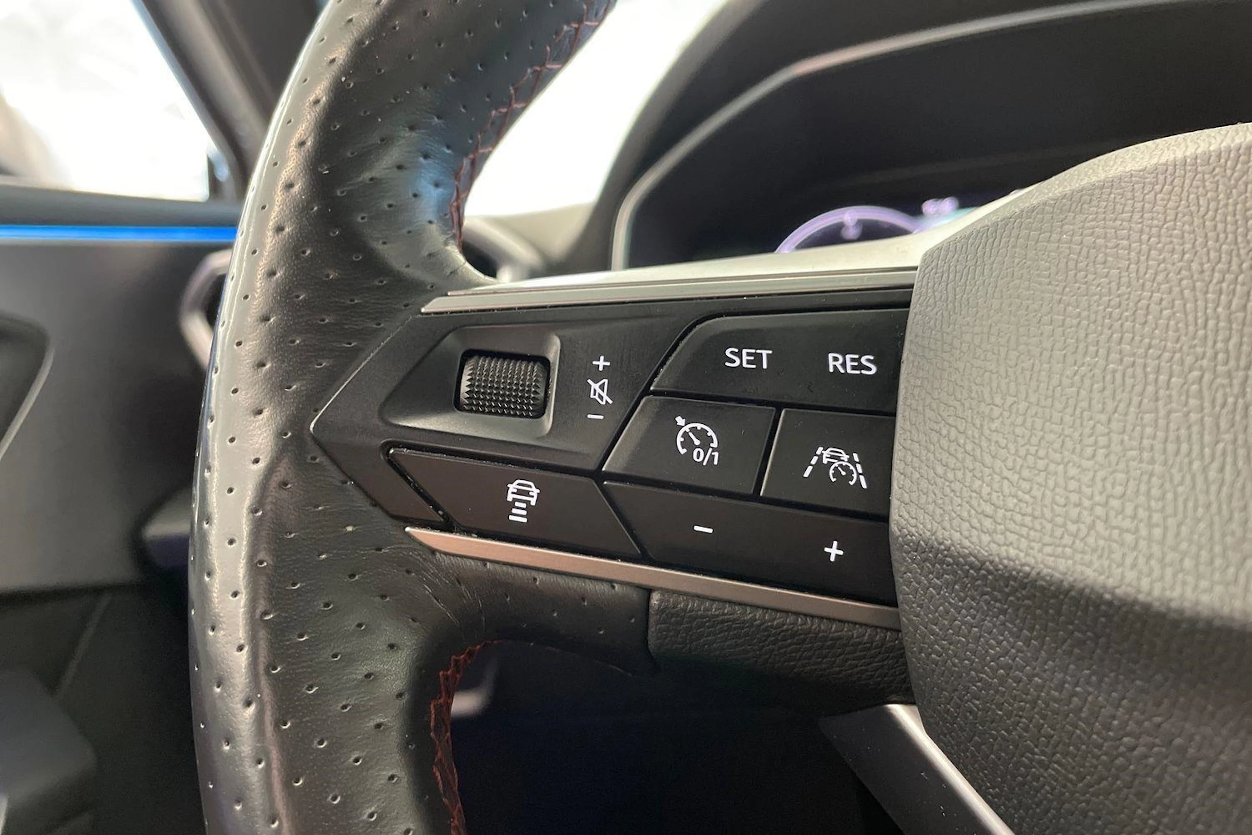 valkoinen SEAT Leon Sportstourer 2021 kuva 15.