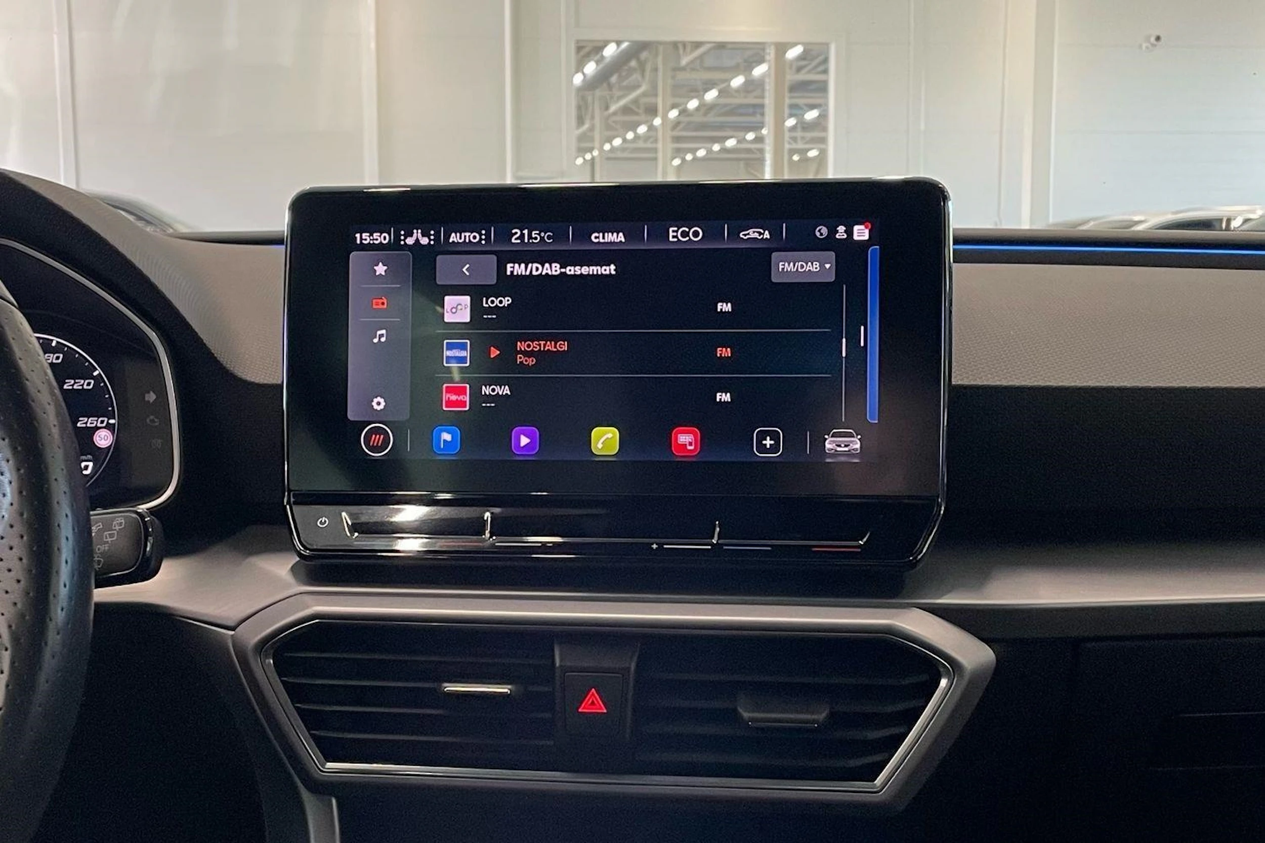 valkoinen SEAT Leon Sportstourer 2021 kuva 18.