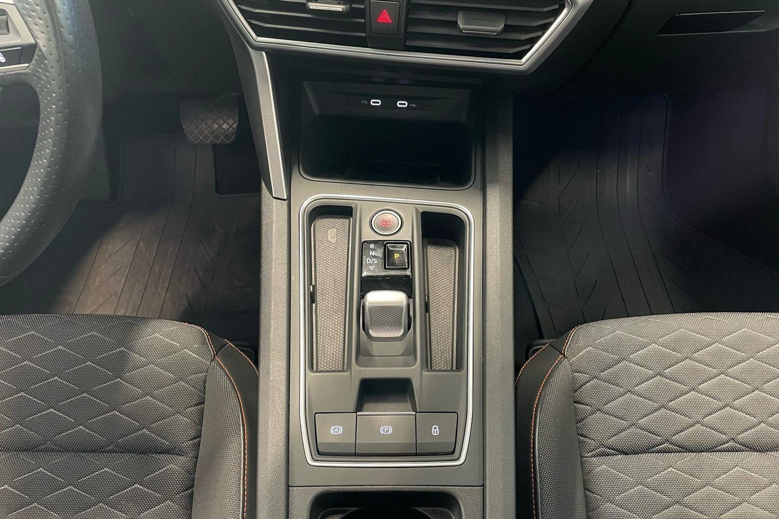 valkoinen SEAT Leon Sportstourer 2021 kuva 30.