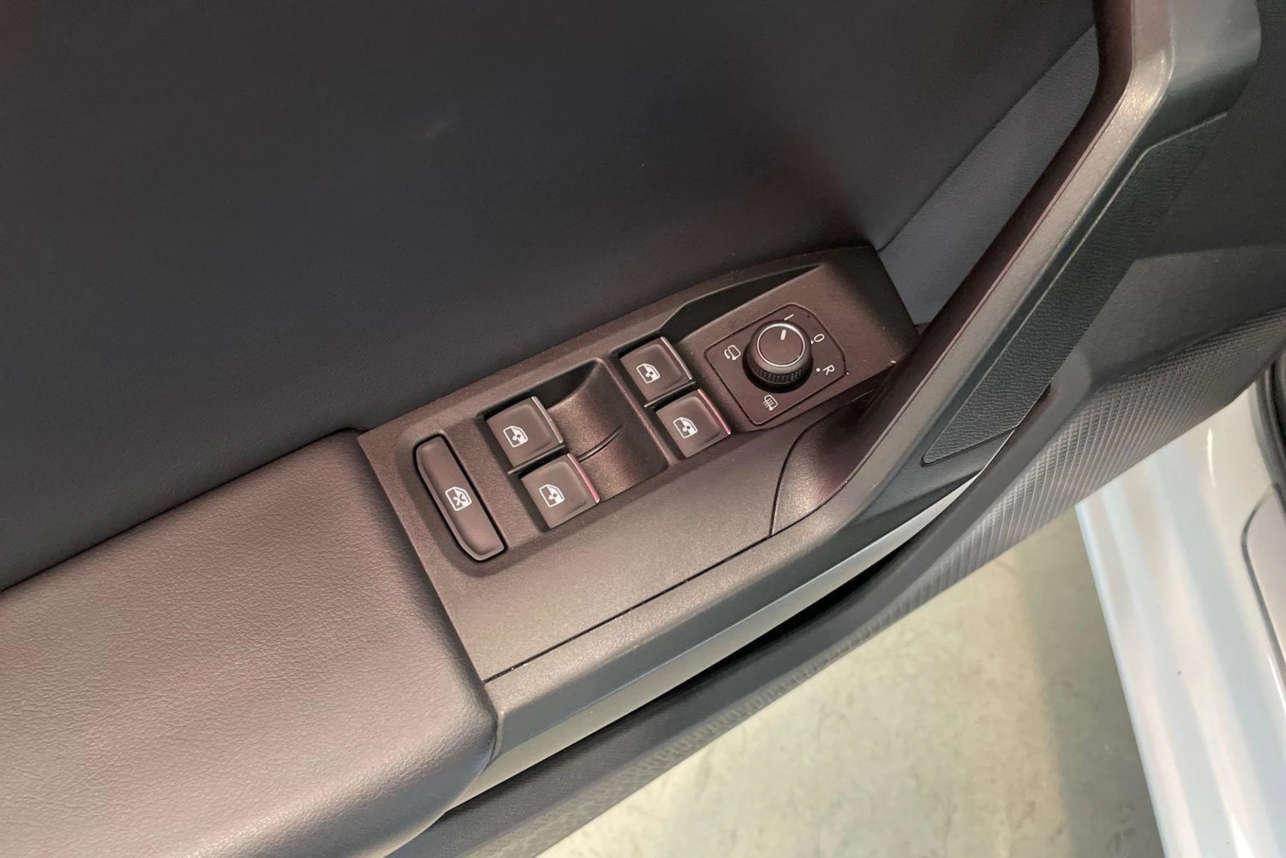 valkoinen SEAT Leon Sportstourer 2021 kuva 33.