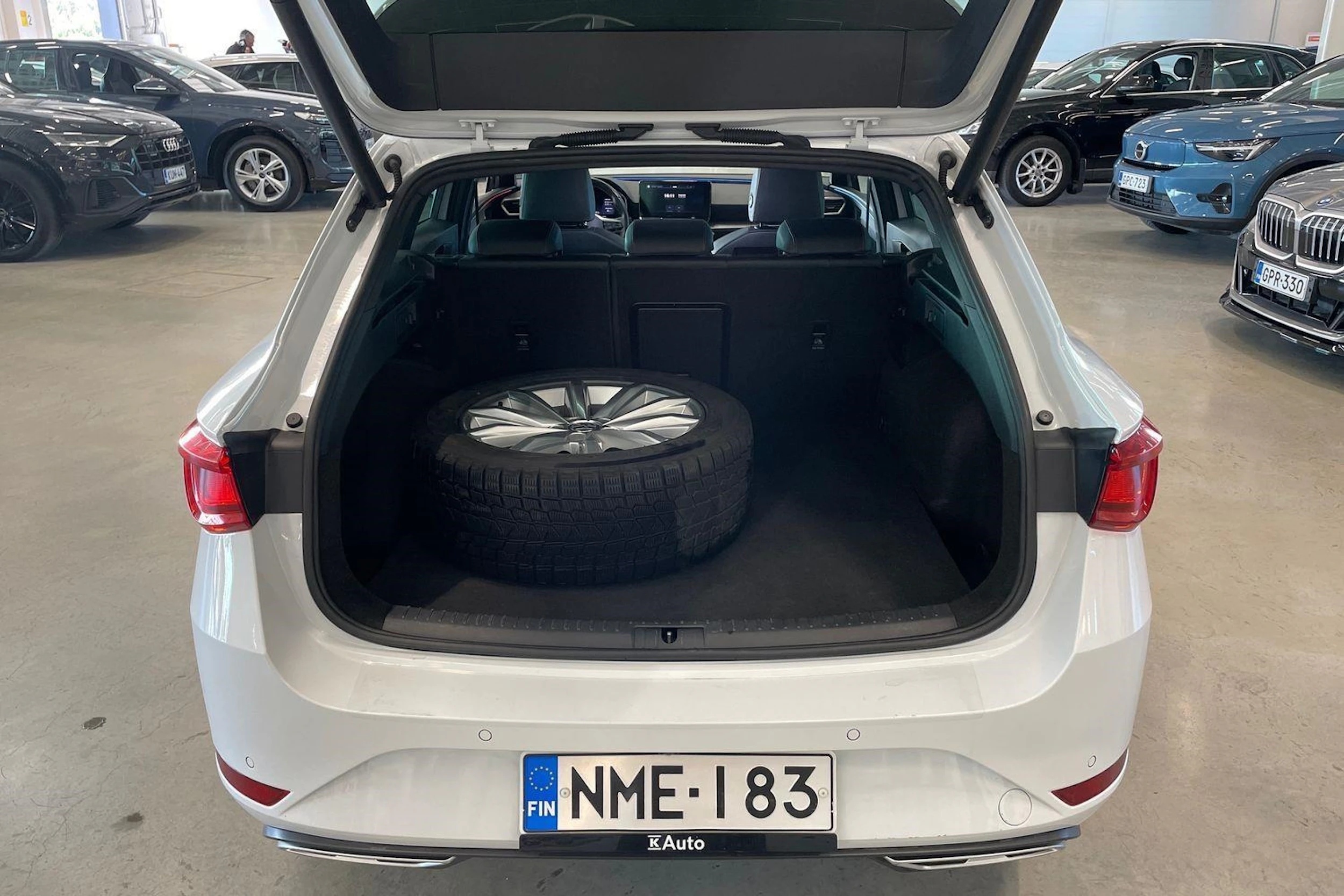 valkoinen SEAT Leon Sportstourer 2021 kuva 36.
