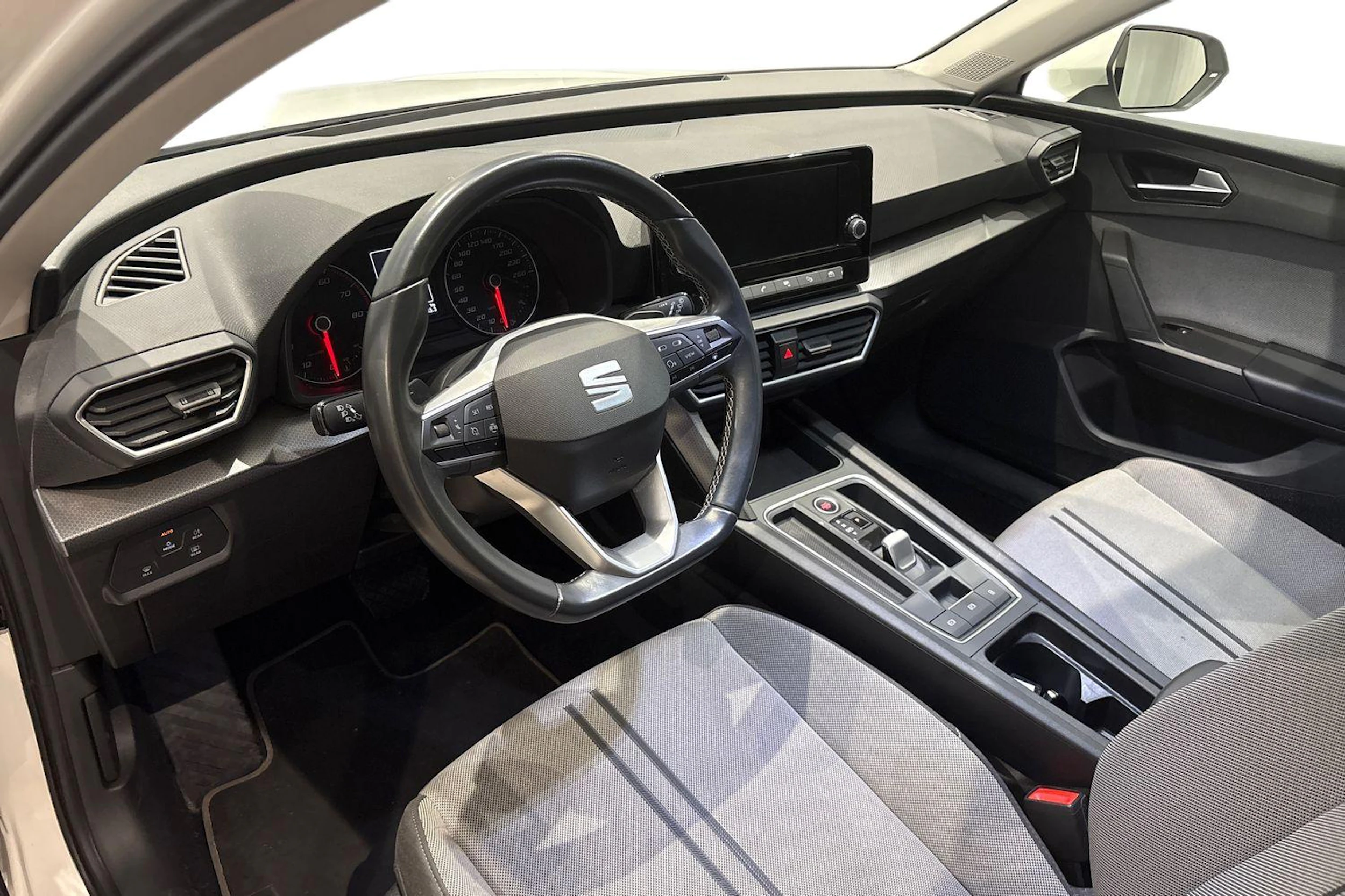 valkoinen SEAT Leon Sportstourer 2022 kuva 6.