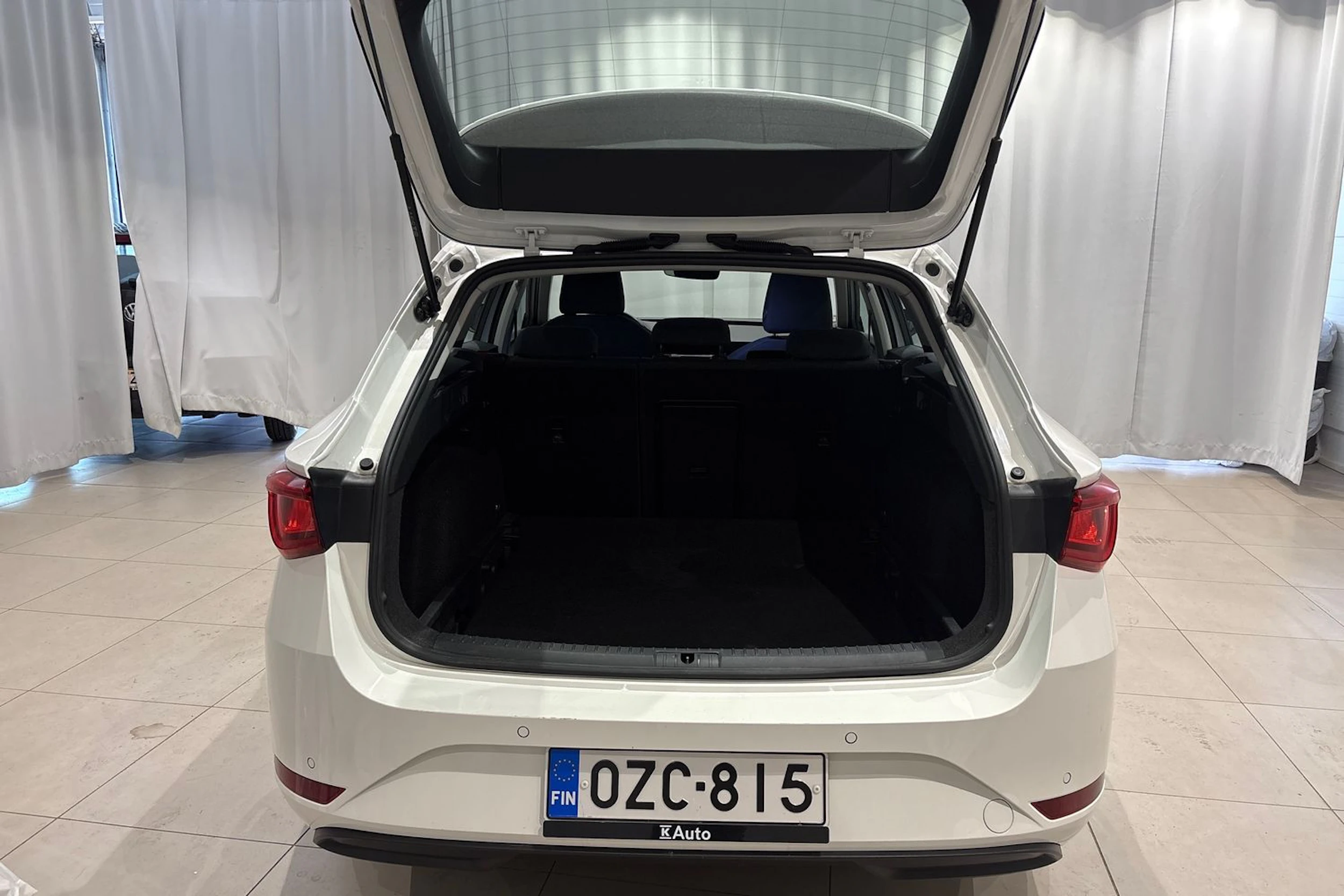valkoinen SEAT Leon Sportstourer 2022 kuva 13.