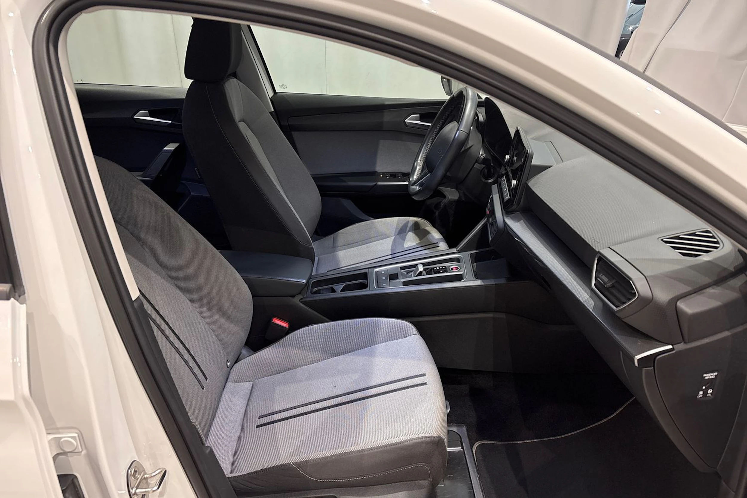 valkoinen SEAT Leon Sportstourer 2022 kuva 14.