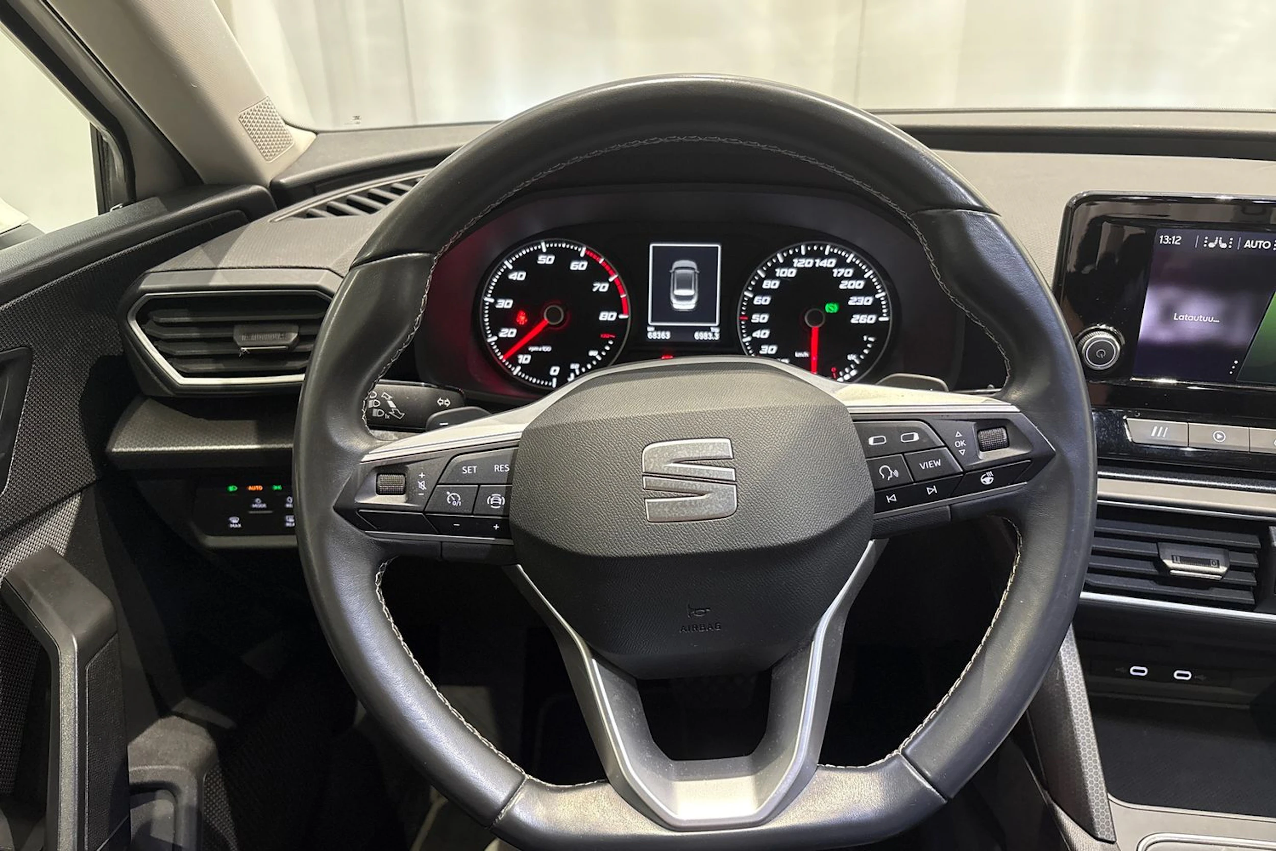 valkoinen SEAT Leon Sportstourer 2022 kuva 15.