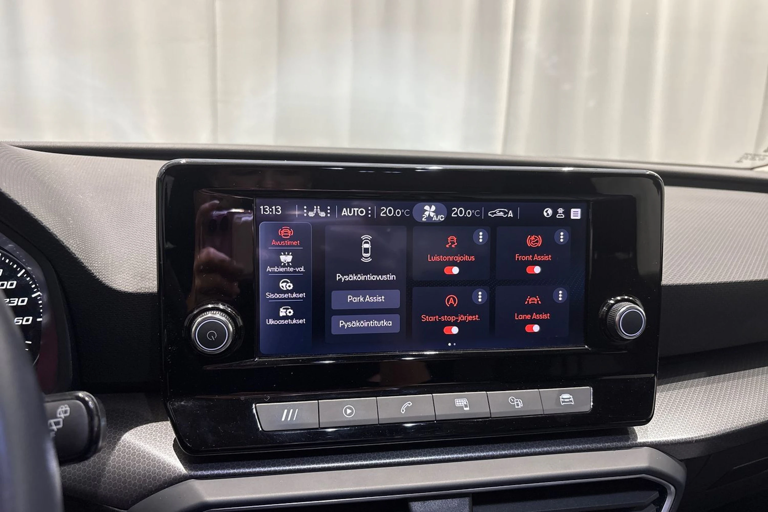 valkoinen SEAT Leon Sportstourer 2022 kuva 17.