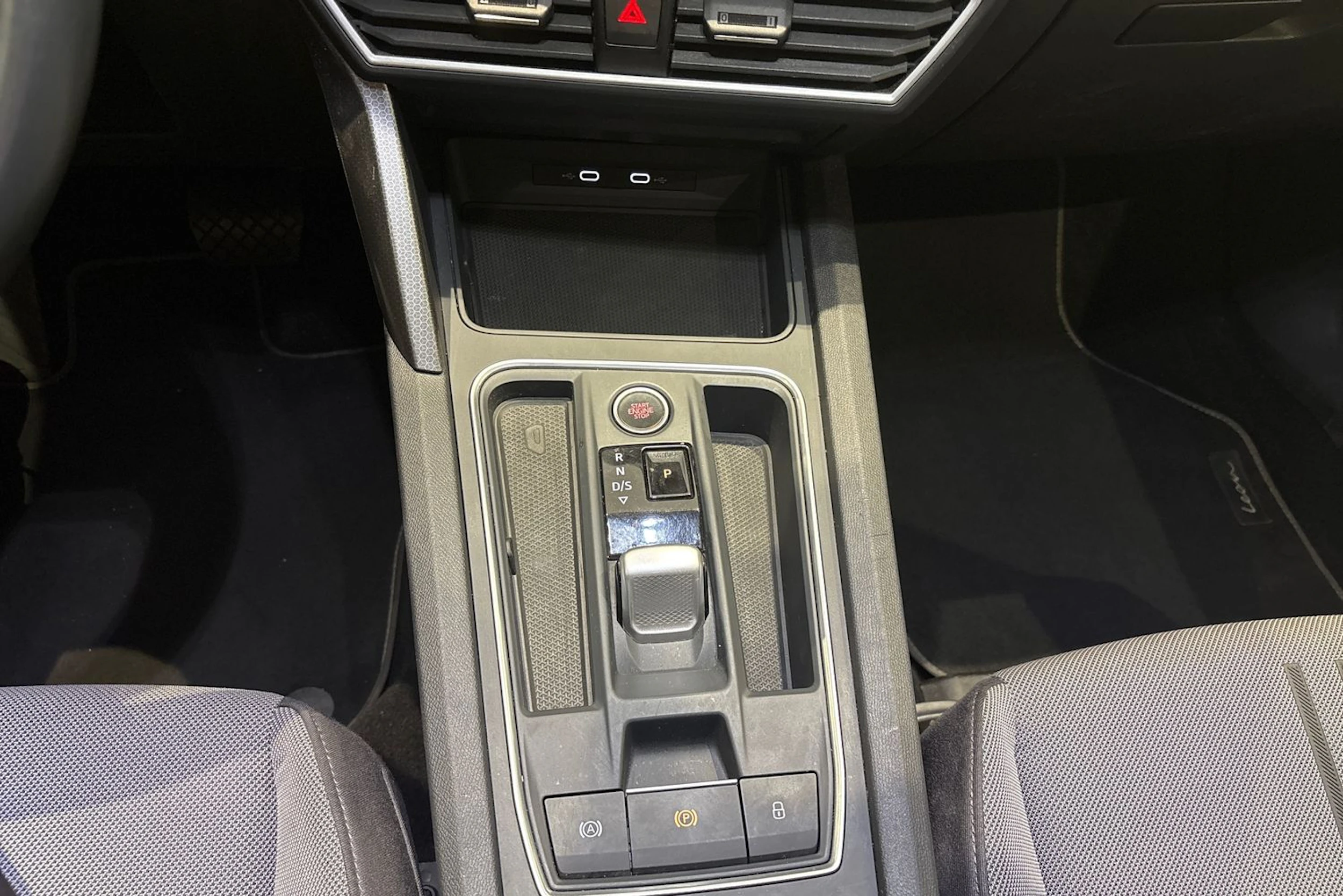 valkoinen SEAT Leon Sportstourer 2022 kuva 18.