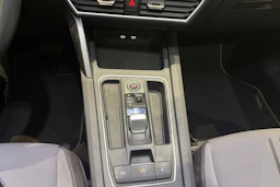 valkoinen SEAT Leon Sportstourer 2022 kuva 18.