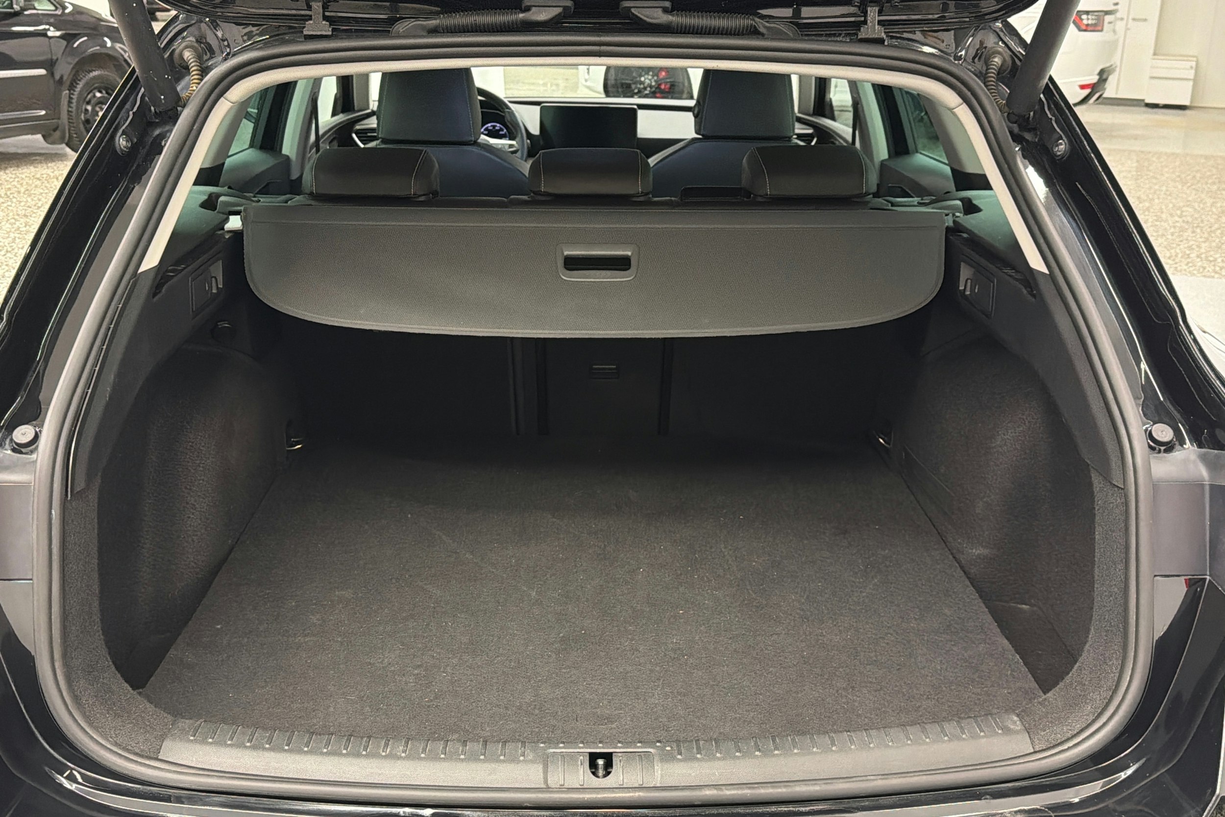 musta SEAT Leon Sportstourer 2021 kuva 14.
