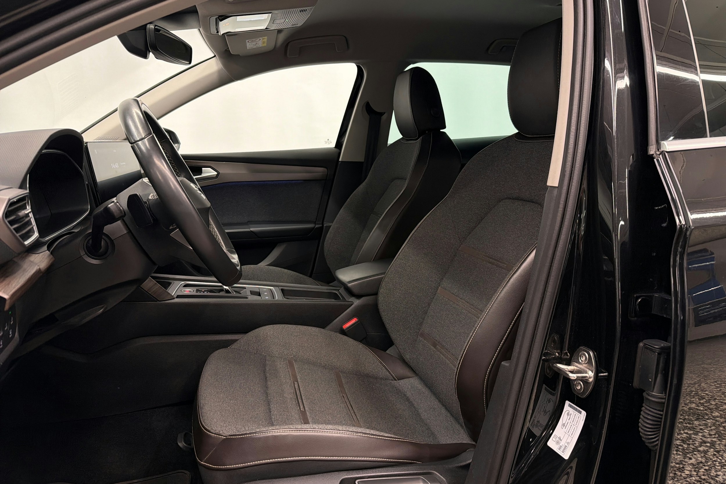 musta SEAT Leon Sportstourer 2021 kuva 17.