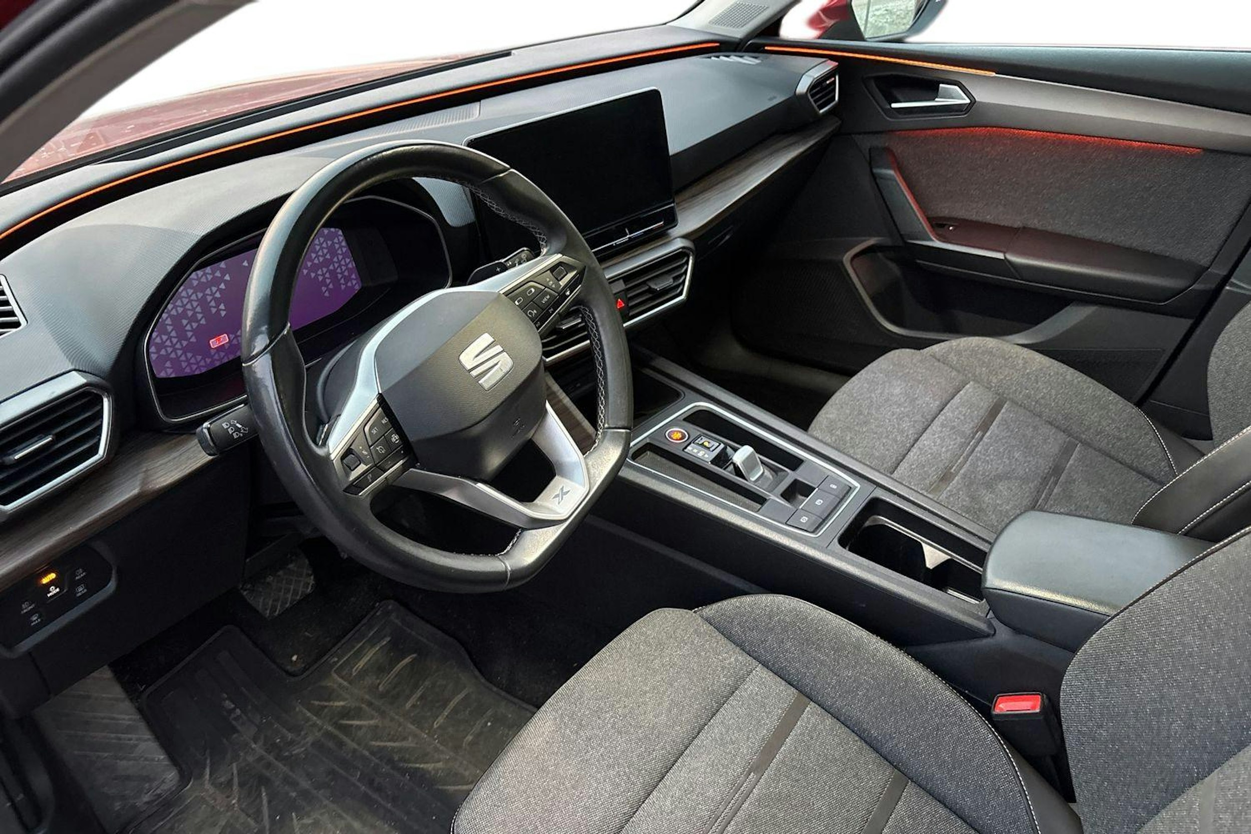 punainen SEAT Leon Sportstourer 2021 kuva 3.