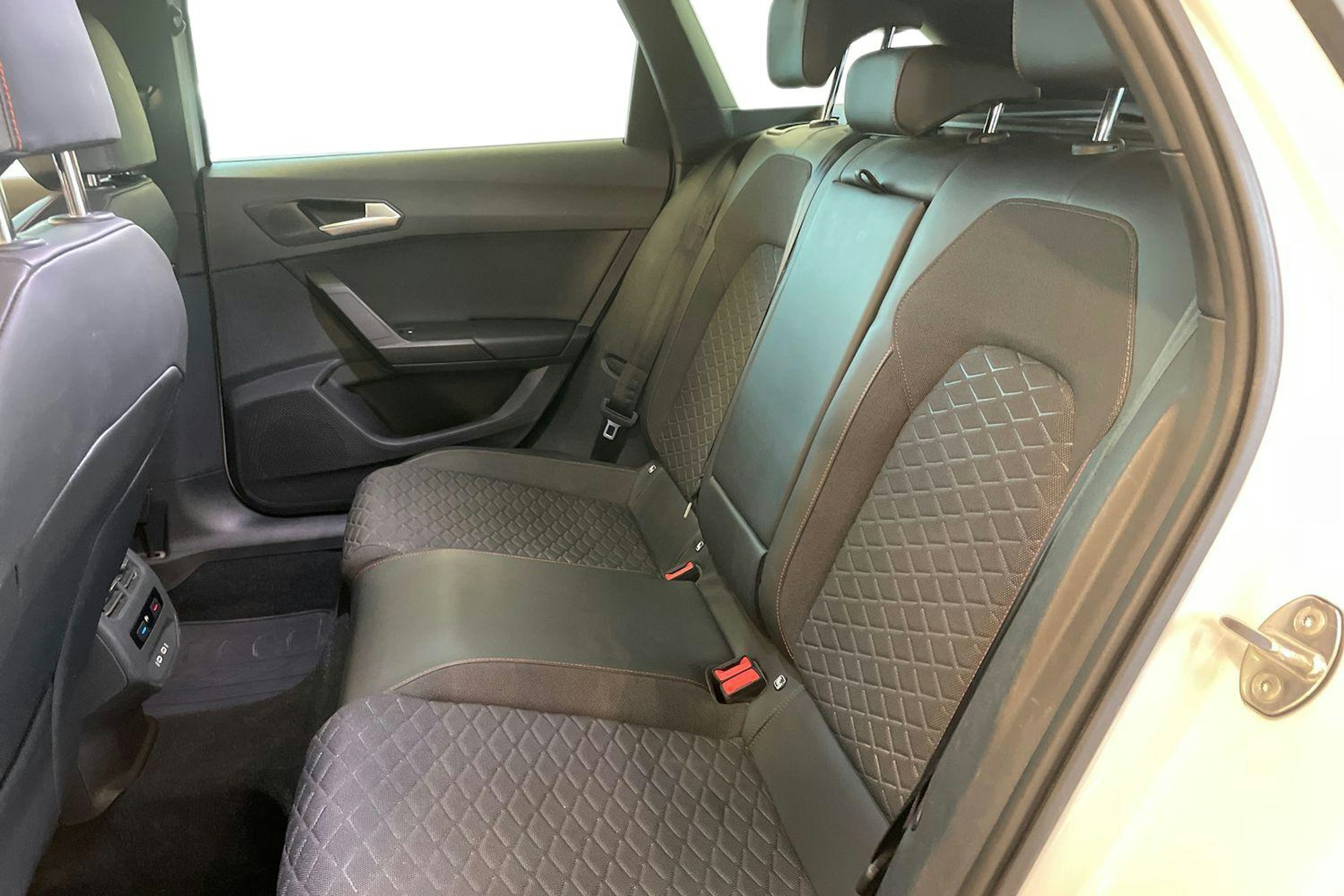 Valkoinen SEAT LEON SPORTSTOURER 2021 kuva 10.