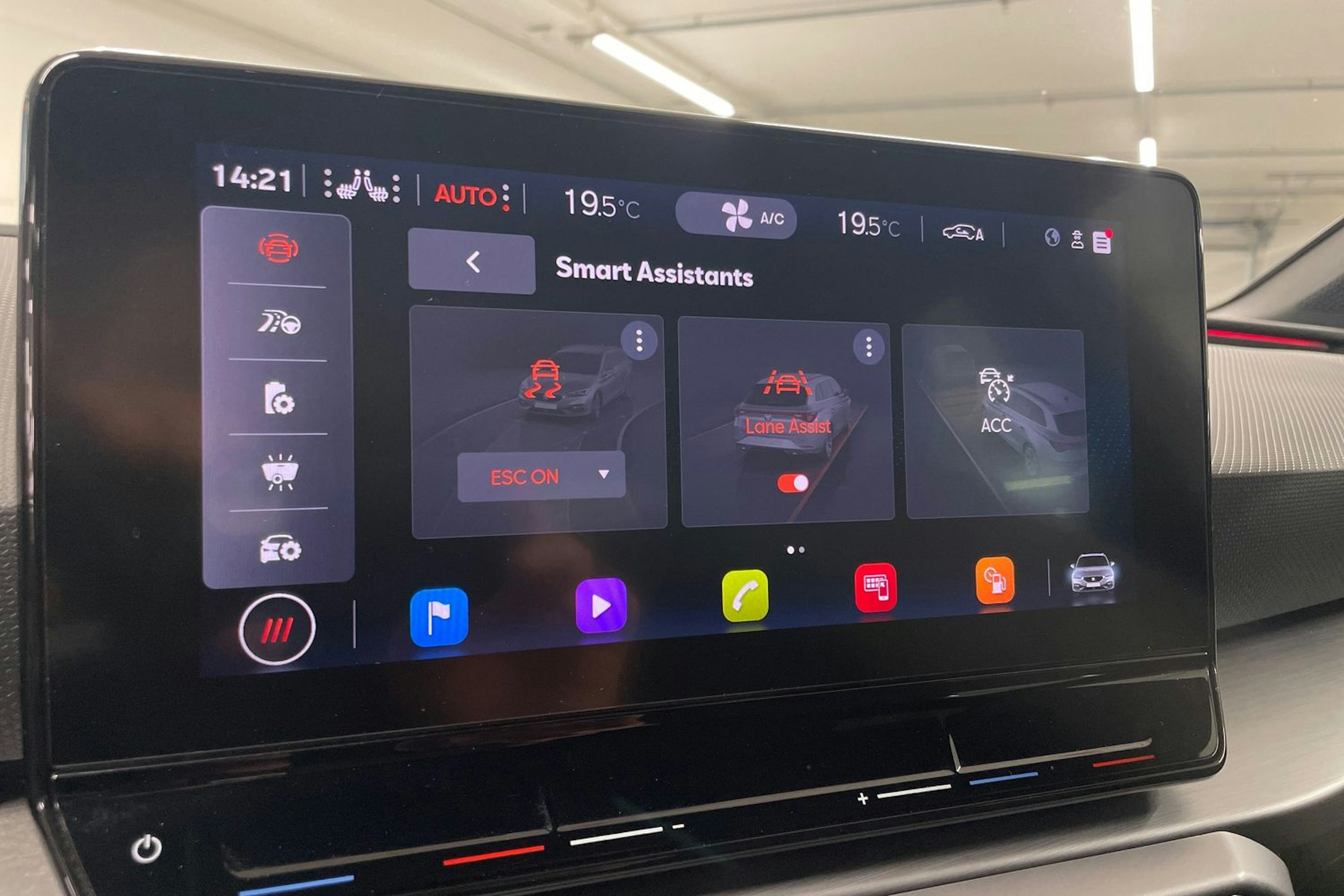 punainen SEAT Leon Sportstourer 2021 kuva 44.