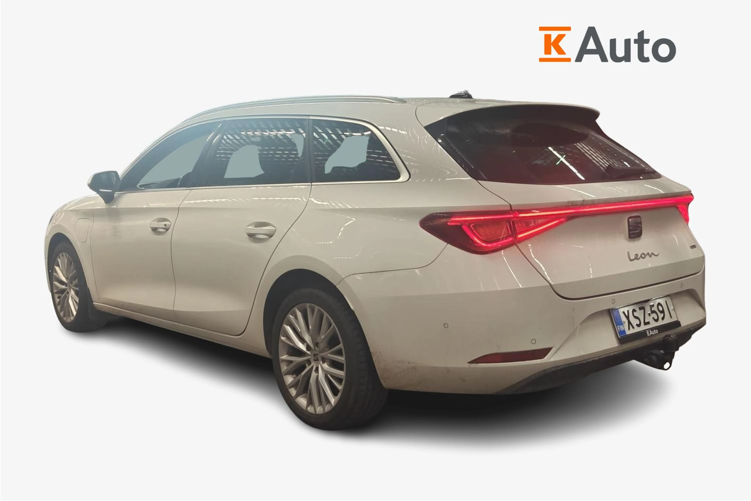 valkoinen SEAT Leon Sportstourer 2021 kuva 2.