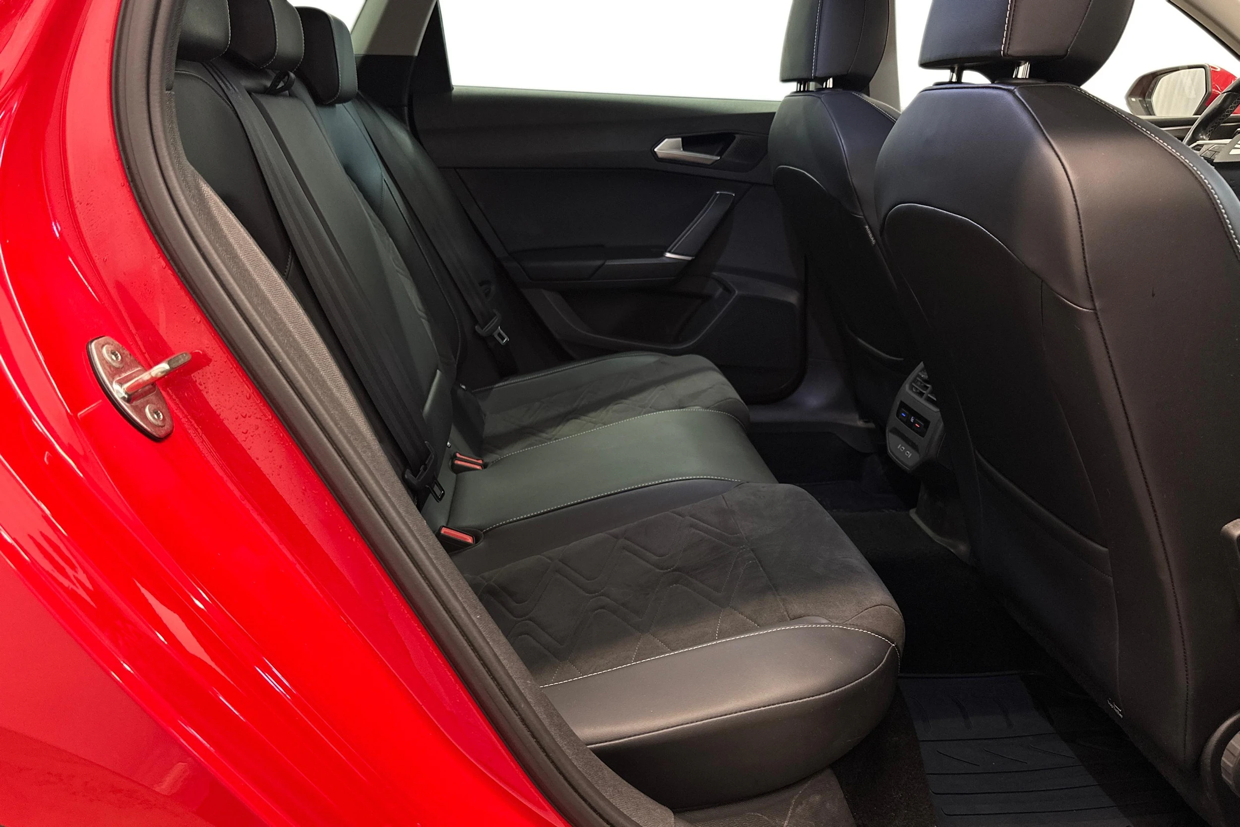 punainen SEAT Leon Sportstourer 2021 kuva 9.