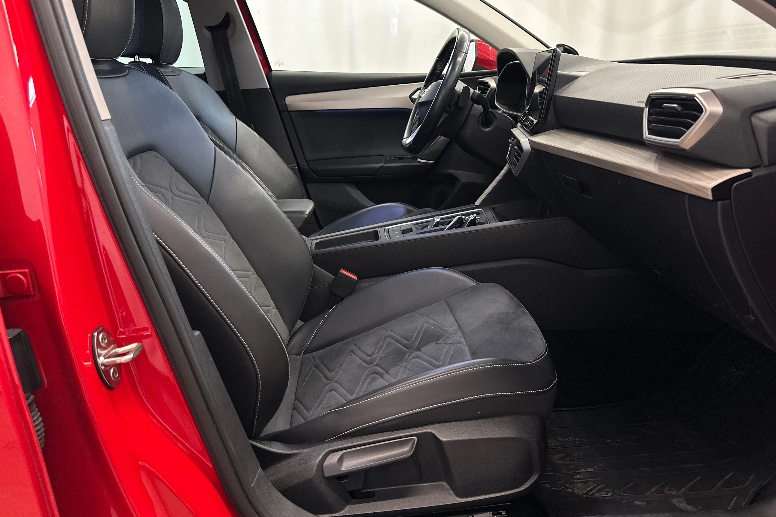 punainen SEAT Leon Sportstourer 2021 kuva 10.
