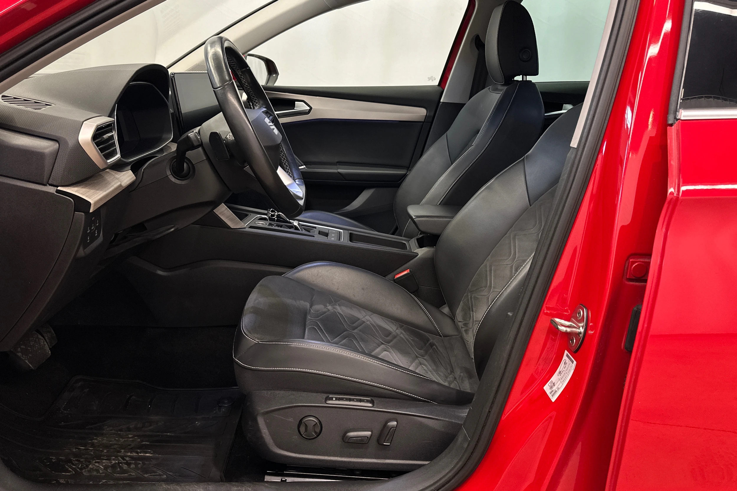 punainen SEAT Leon Sportstourer 2021 kuva 11.