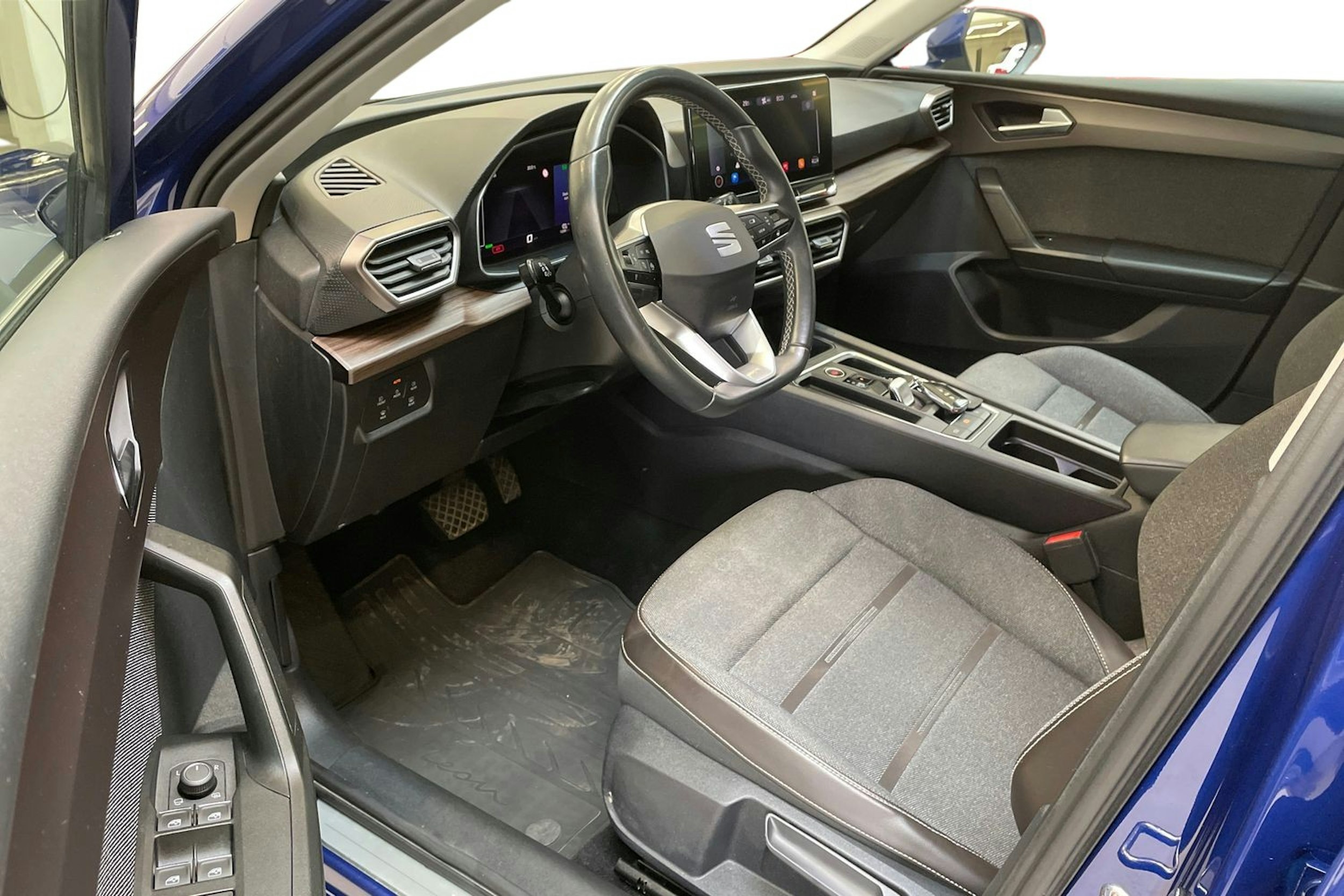 sininen SEAT Leon Sportstourer 2021 kuva 7.