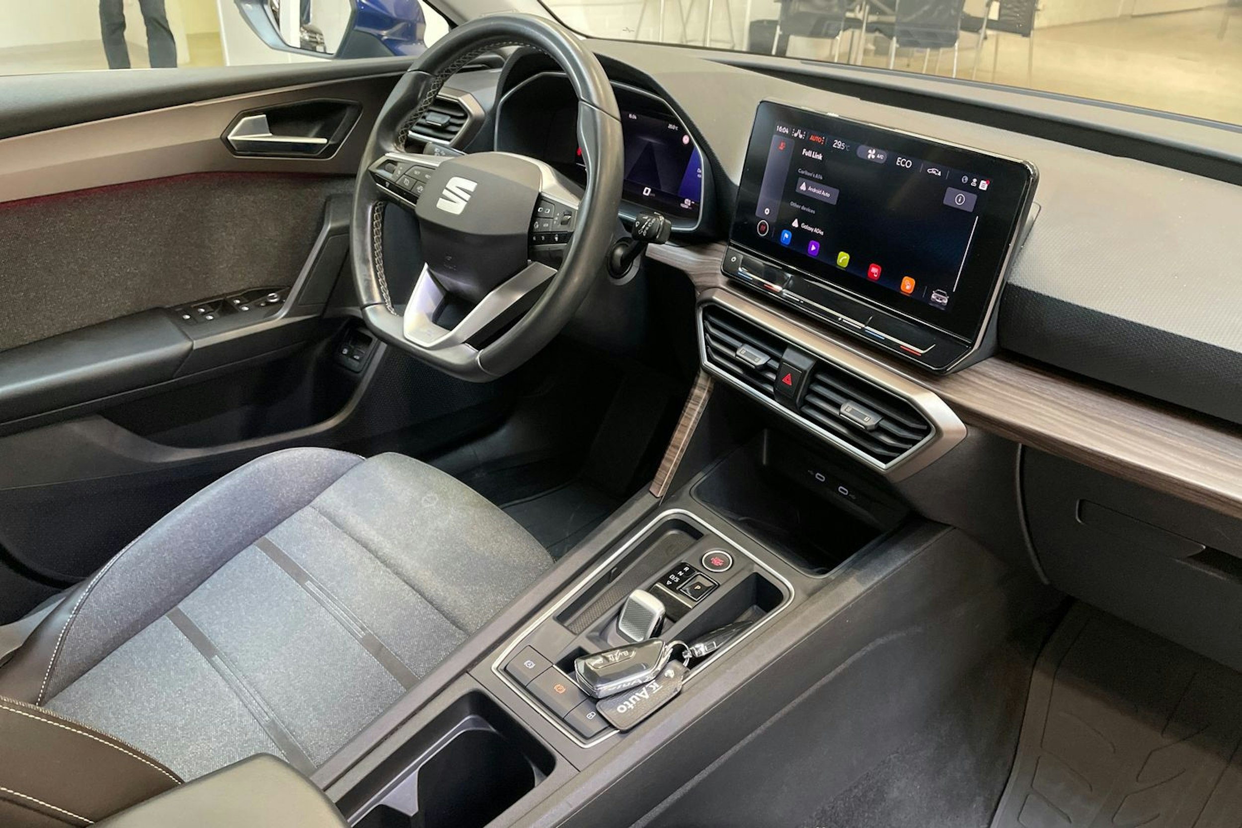 sininen SEAT Leon Sportstourer 2021 kuva 17.